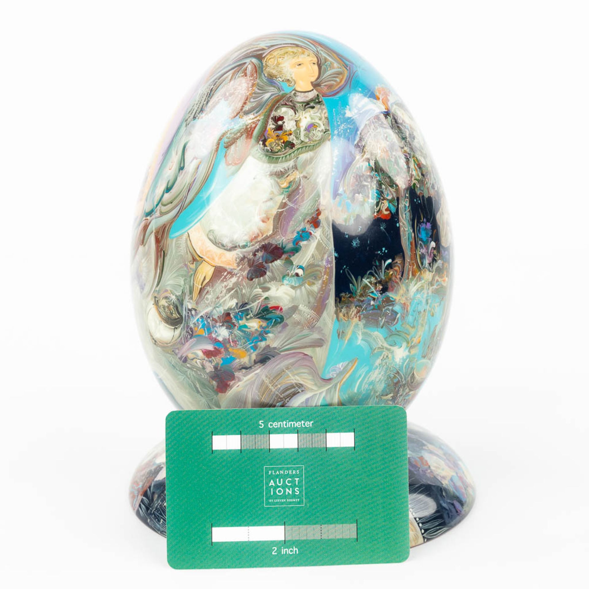 A hand-painted egg on a stand and made of Wood. Marked Stiva Goriachij, made in Russia. (H:17cm) - Image 7 of 15