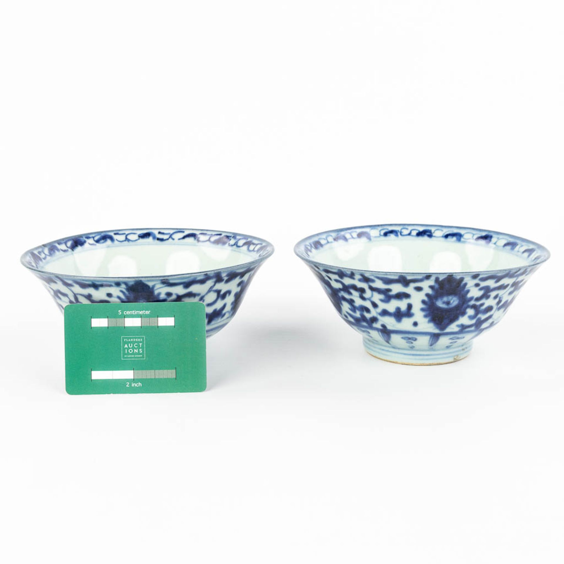 A pair of Chinese bowls made of porcelain with a blue-white decor. (H:7,2cm) - Image 2 of 13