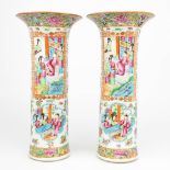 A pair of Chinese vases made of porcelain with Kanton Motives. 19th century. (H:29,5cm)