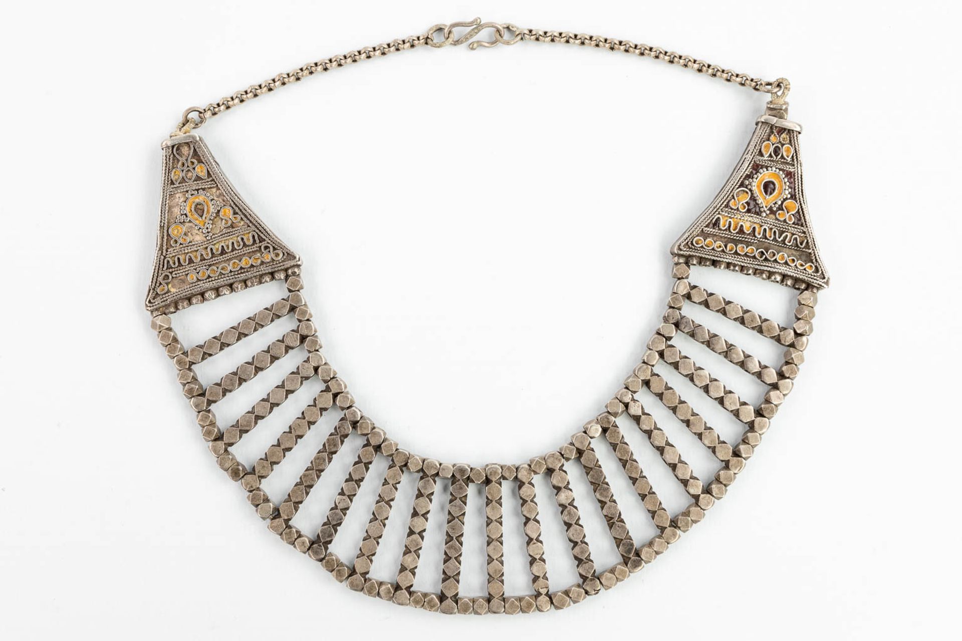 A necklace and belt made of silver in Oriental style. - Image 10 of 14