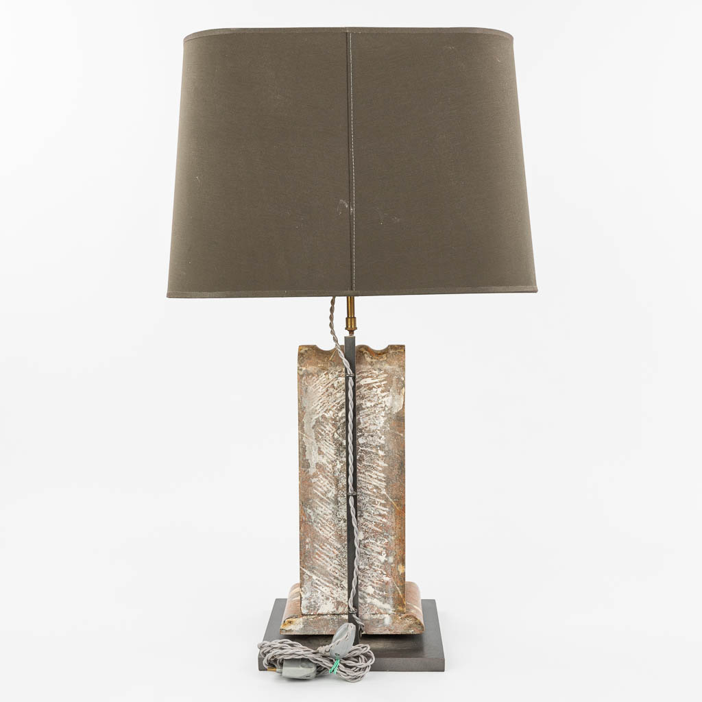 A table lamp with a base made of marble in the shape of a console. (H:45cm) - Image 8 of 10