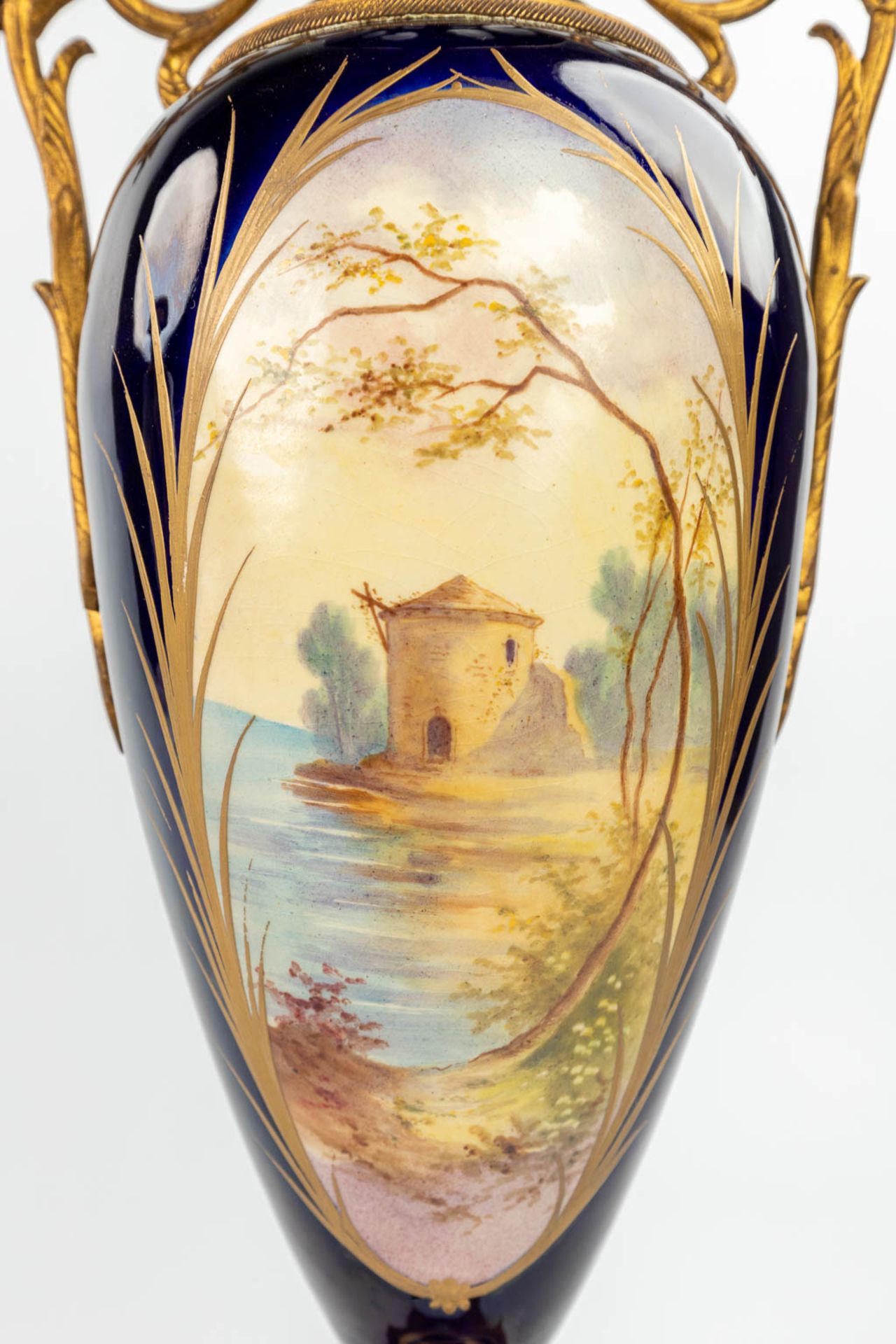 Een paar vazen gemaakt uit porselein en gemonteerd met brons, Sèvres. handgeschilderd decor gemerkt - Image 8 of 17