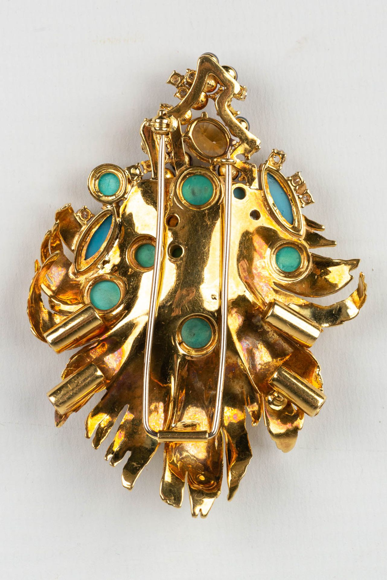 A large brooch decorated with multiple different precious stones, diamonds, in an 18 karat yellow go - Image 14 of 14