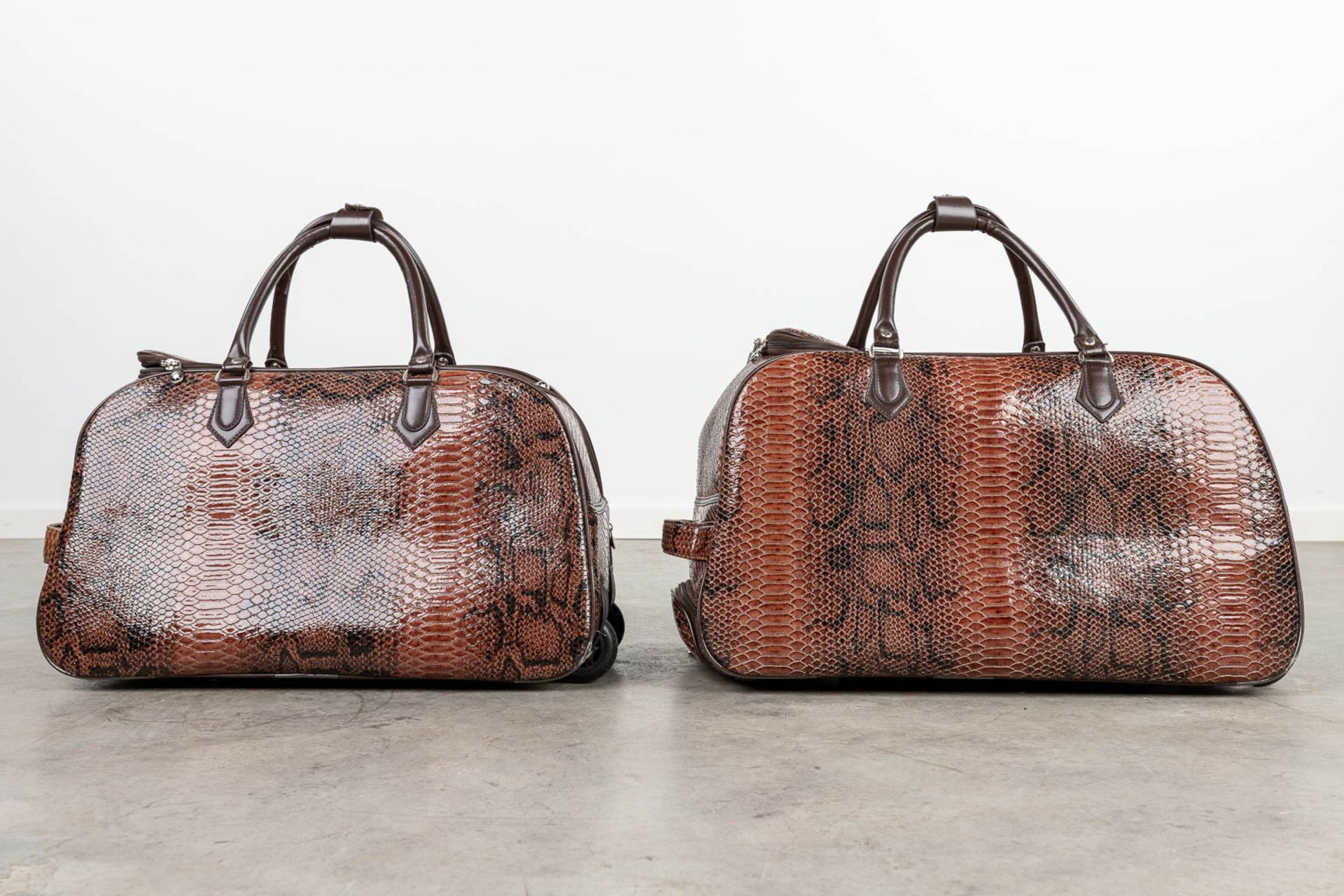 A set of 2 travel bags made of leather by Montblanc. (H:34cm) - Image 5 of 19