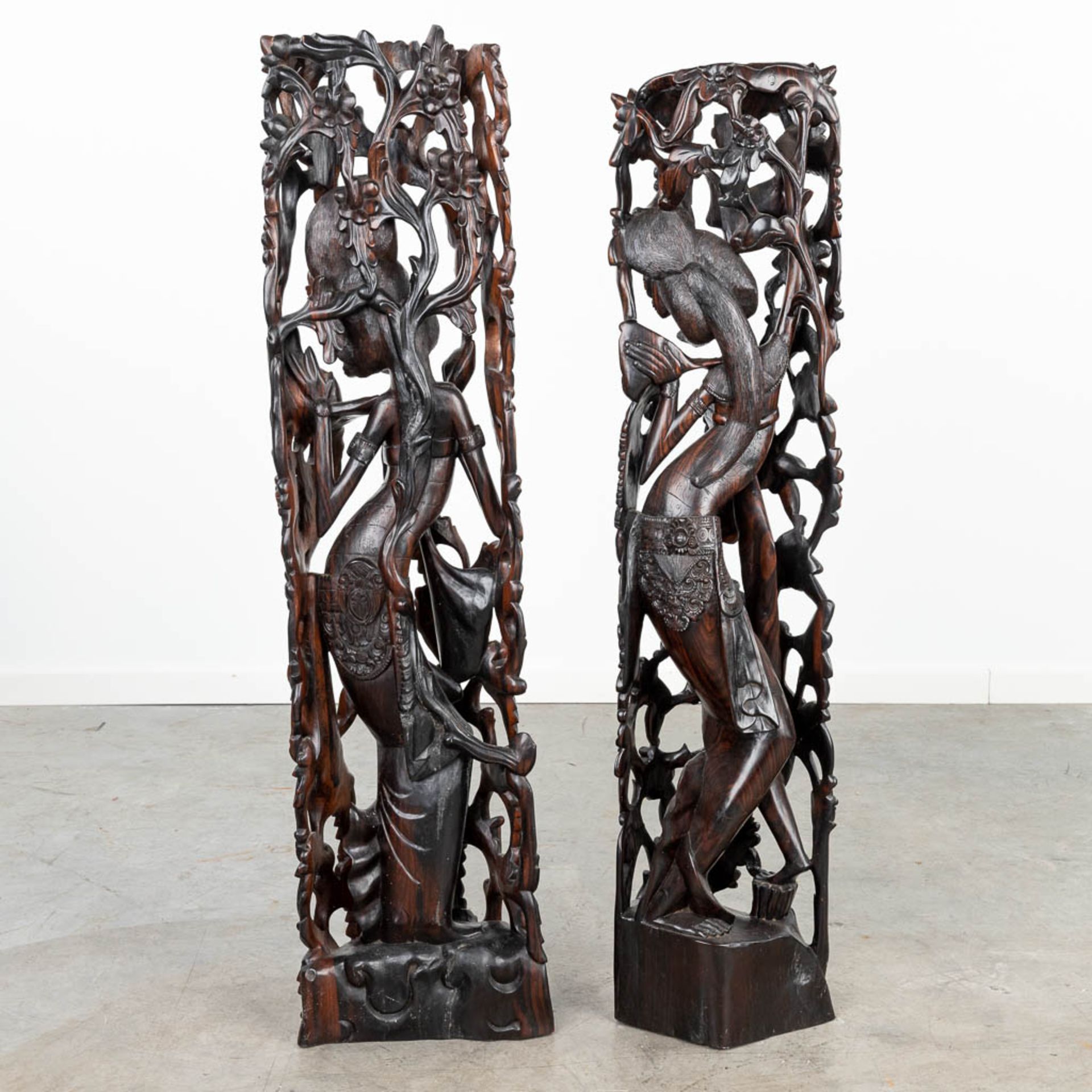 A set of 2 large Thai wood sculptures. (H:114cm) - Image 5 of 13