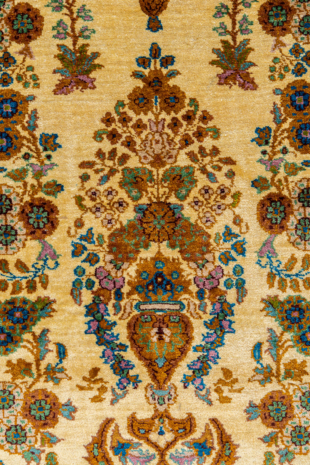 An oriental hand-made carpet made in Kashmir, India. (118 x 75 cm) - Image 7 of 7