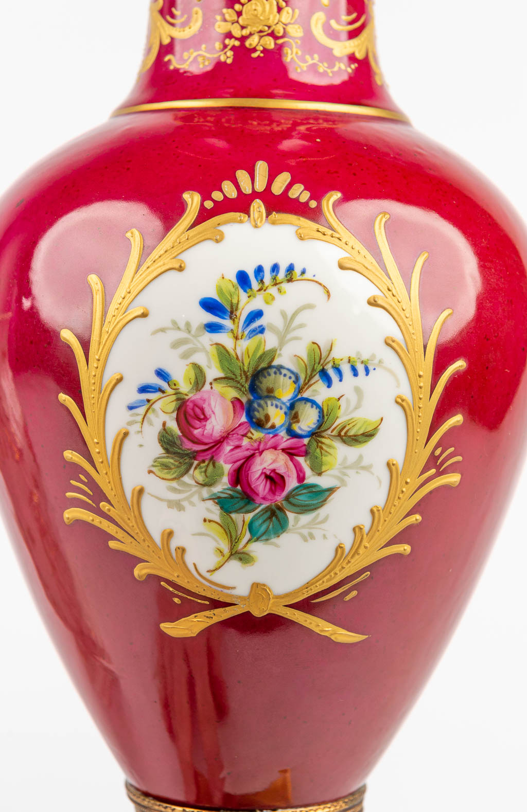 A collection of 2 vases made by Herend in Hungary and Limoges in France. (H:44cm) - Image 10 of 12