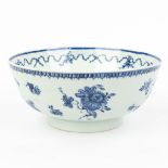 A large Chinese bowl made of porcelain and decorated with flowers. (H:10cm)