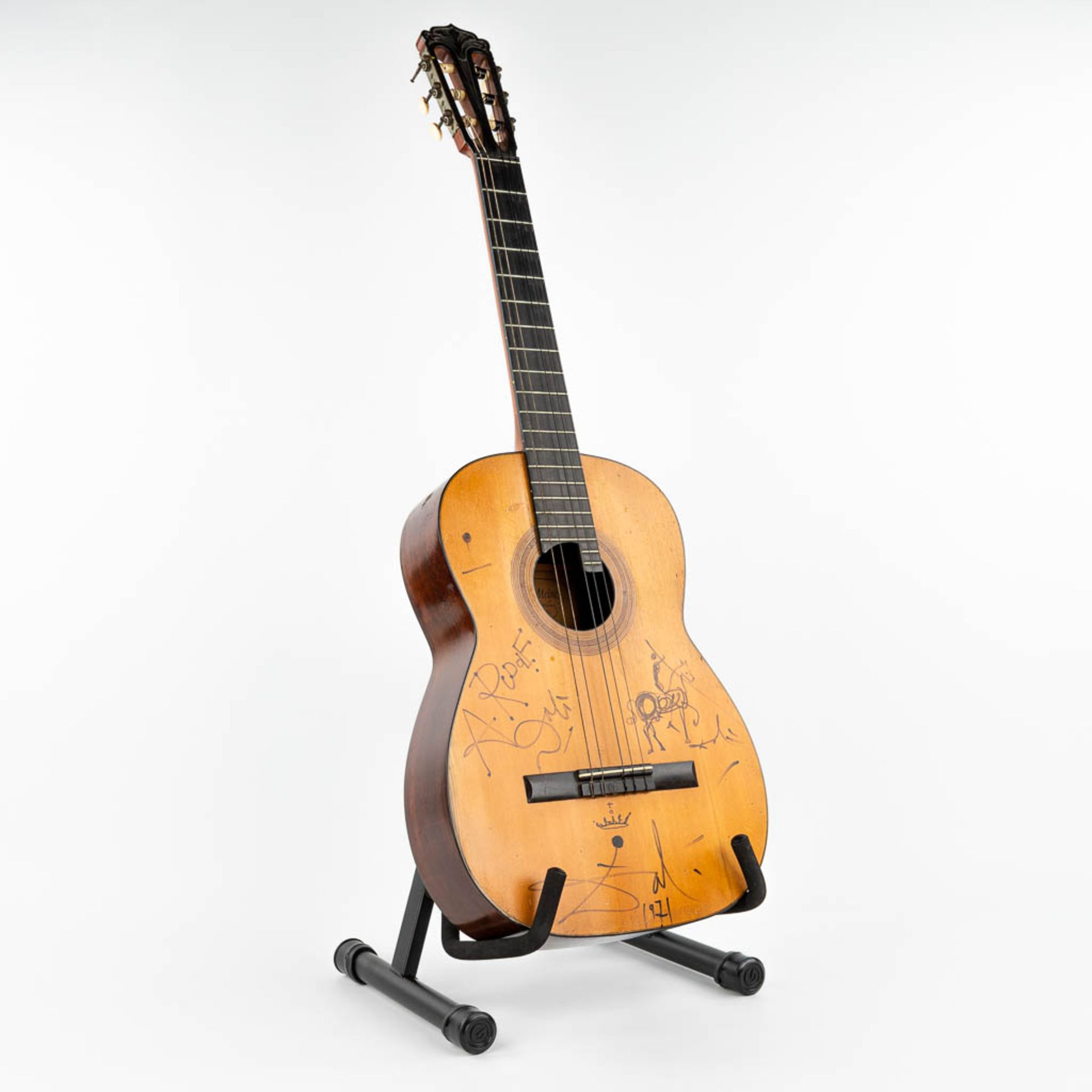 Salvador DALI (1904-1989) a signed guitar dated 1971. (H:99cm)