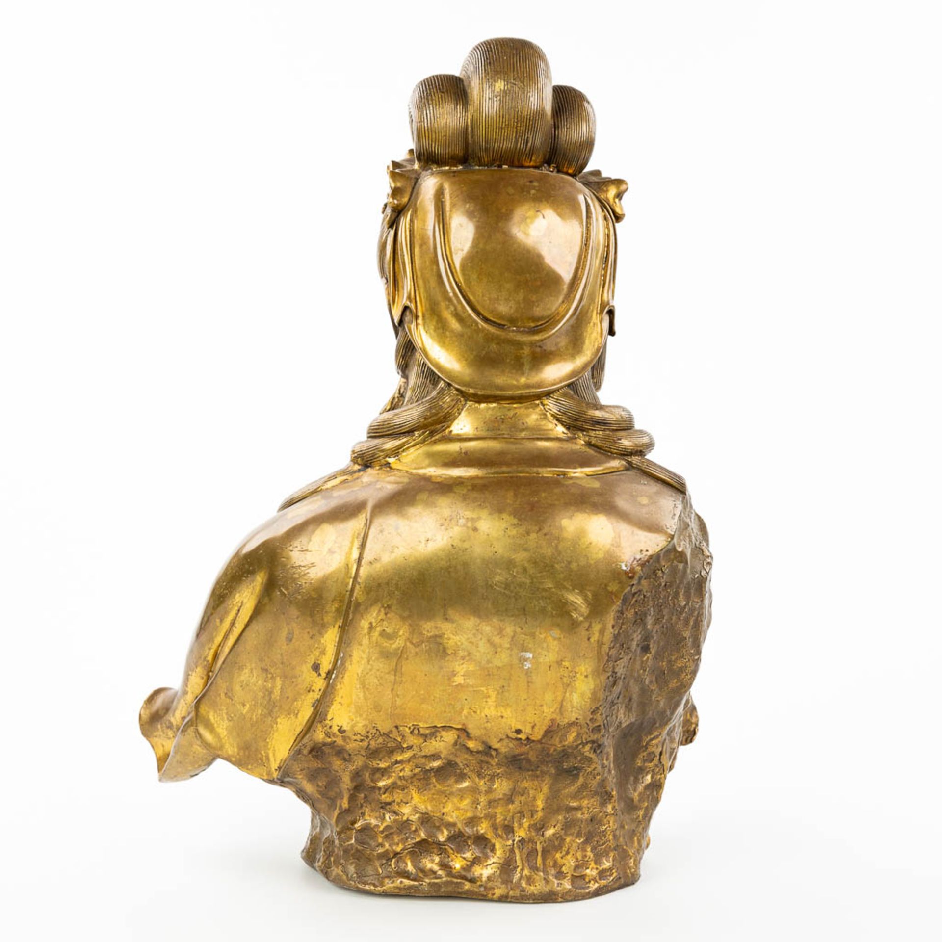 A figurine of Guanyin made of bronze. (H:43cm) - Image 5 of 10