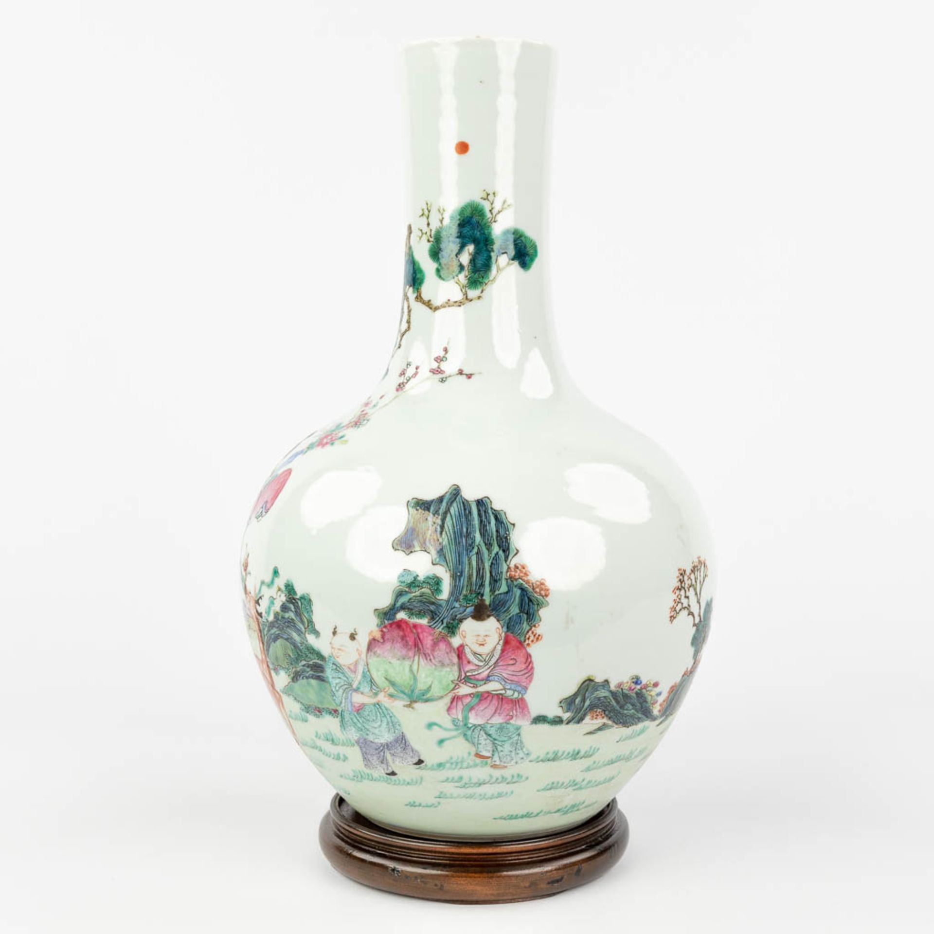 A Chinese vase, decorated with a wise man, lady and a deer, two boys with a peach. Marked Qianlong,  - Bild 15 aus 16