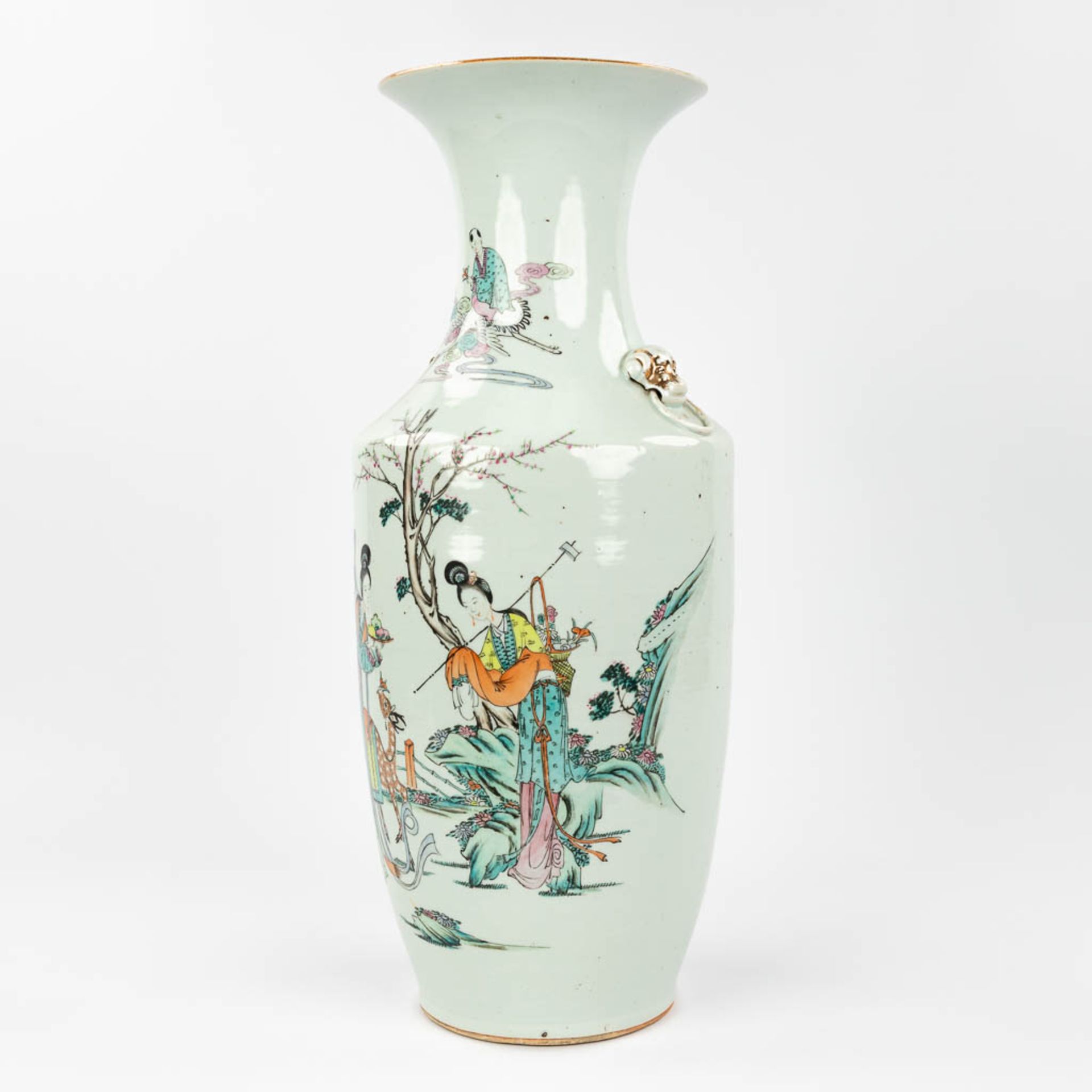 A Chinese vase made of porcelain and decorated with ladies. 19th/20th C. (57 x 23 cm) - Bild 4 aus 12