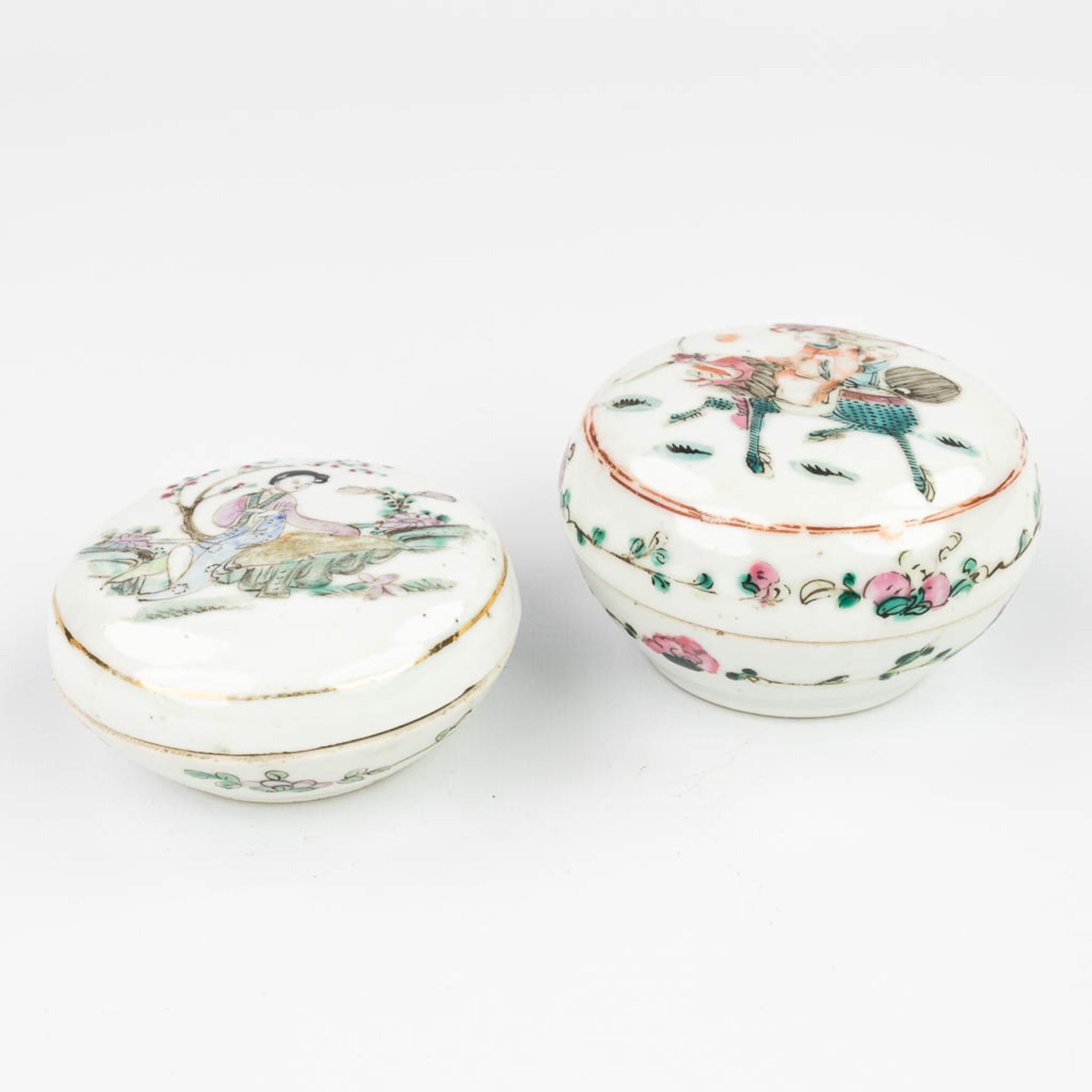 AÊset of 2 Chinese pots with lid, with hand-painted decor and made of porcelain (5 x 8,5 cm)