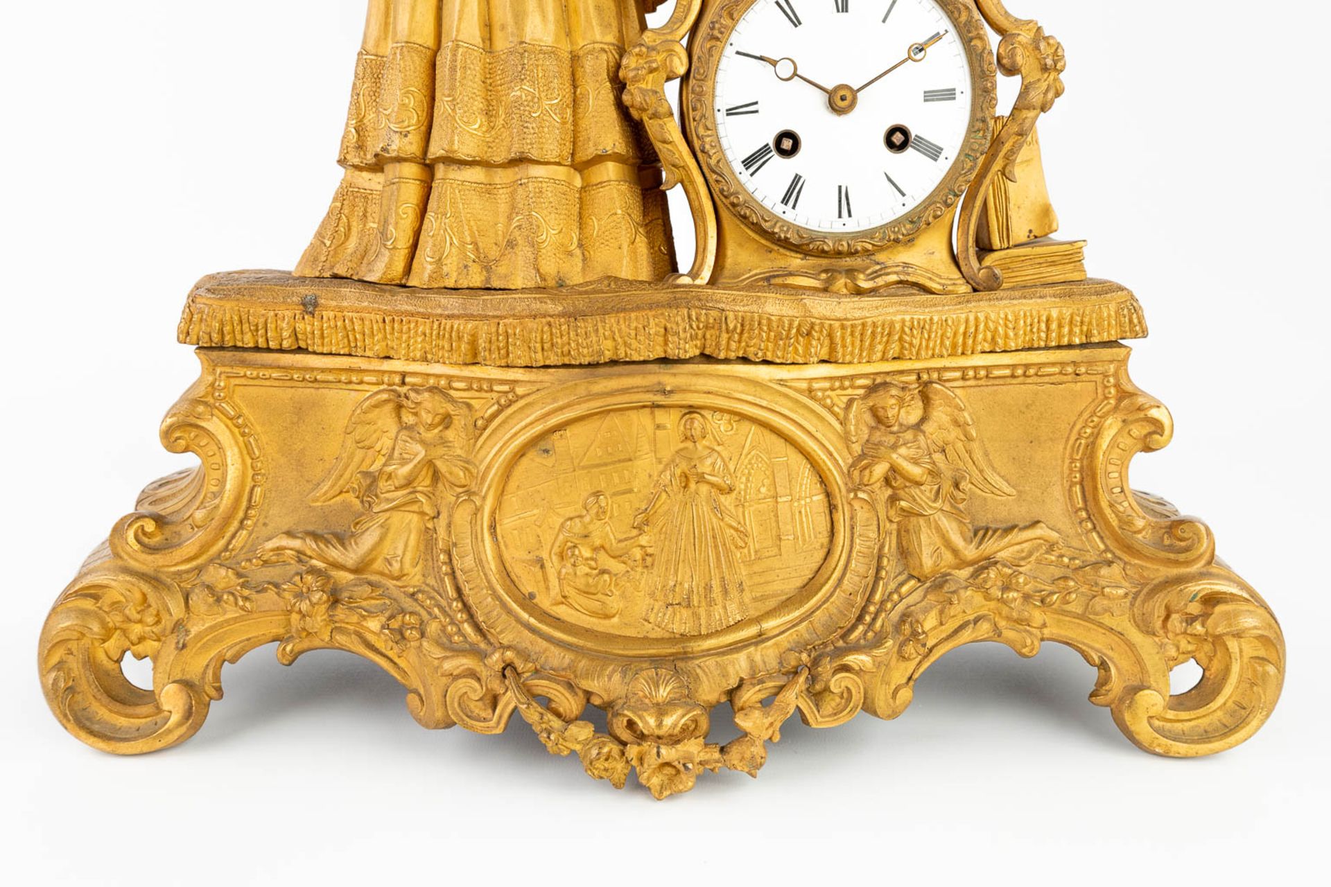 An antique mantle clock made of gilt spelter. 19th C. (44 x 45cm) - Image 16 of 16
