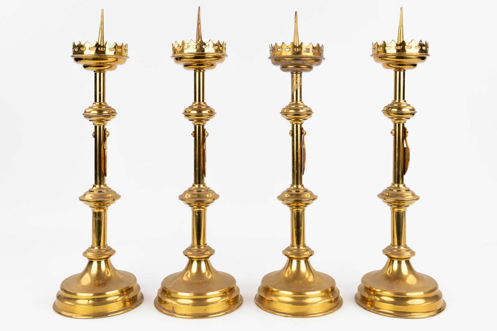 A set of 4 Church candlesticks made of bronze inÊgothic revival style. (50cm) - Bild 5 aus 9