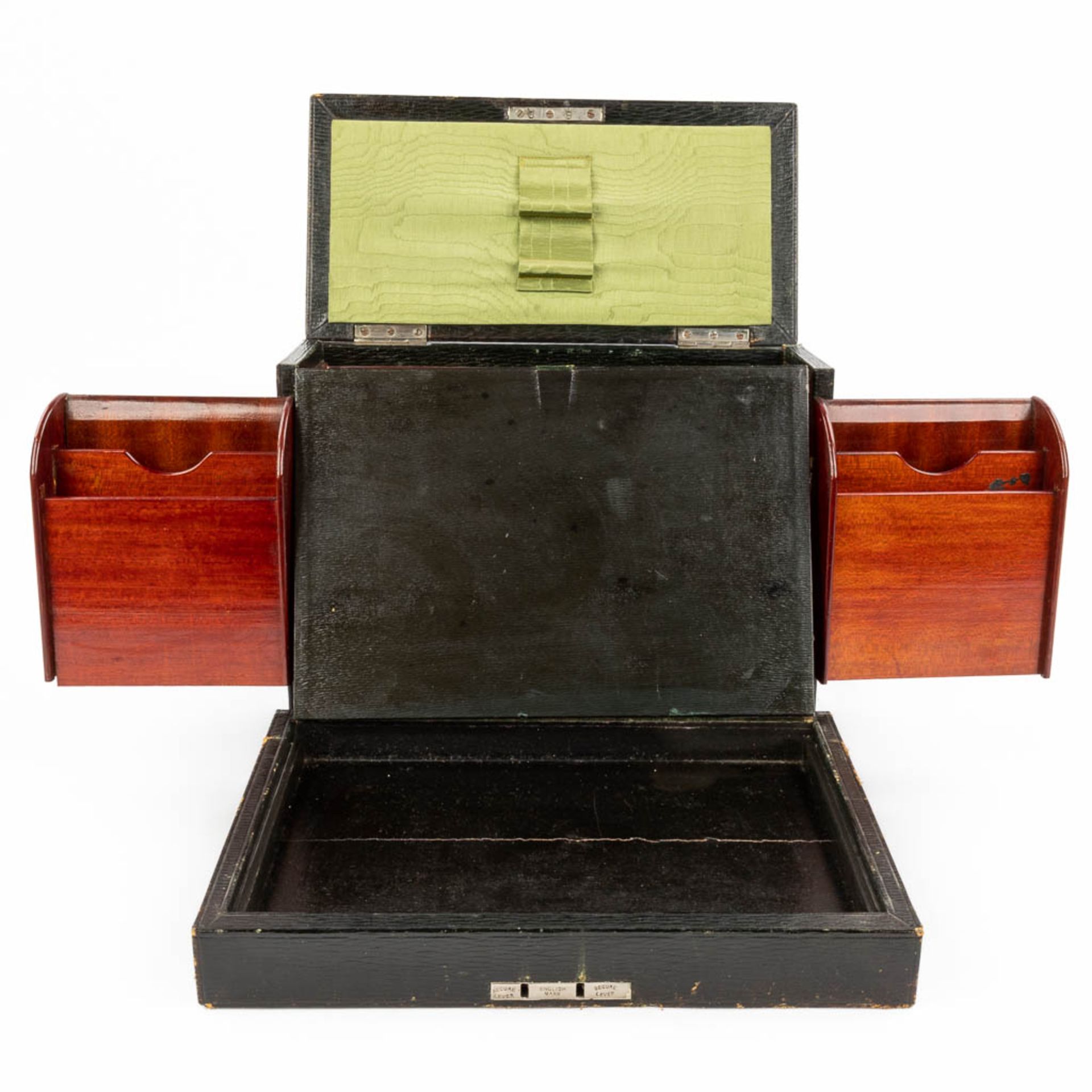 A travellers writing box, made in the UK. (13,5 x 27 x 23cm) - Image 5 of 17