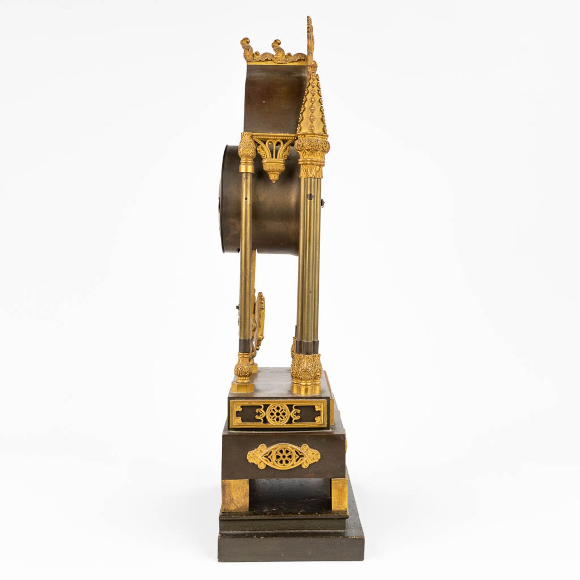 A table column clock made of gilt bronze in a gothic revival style. (11 x 19,5 x 43cm) - Image 2 of 15