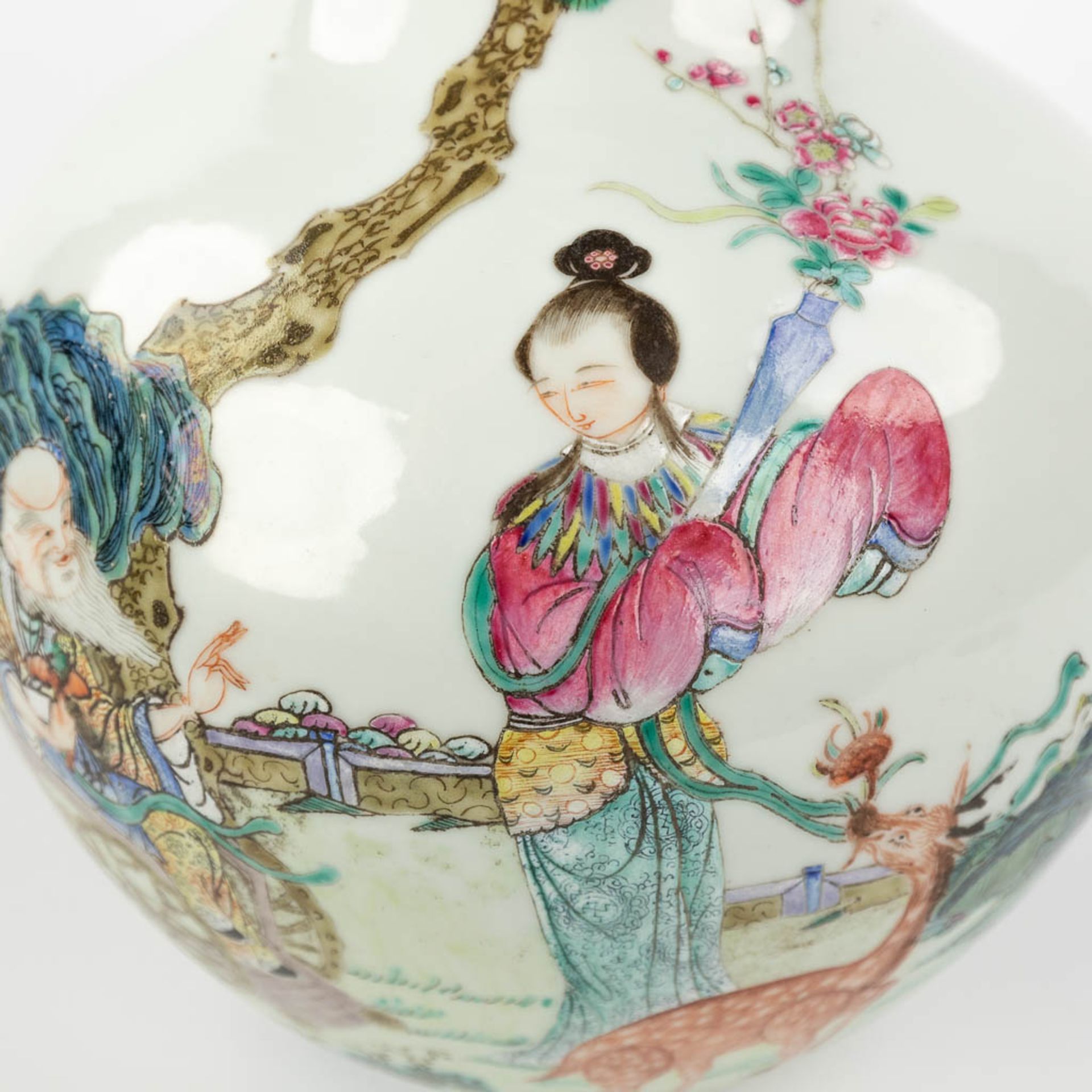 A Chinese vase, decorated with a wise man, lady and a deer, two boys with a peach. Marked Qianlong,  - Bild 11 aus 16