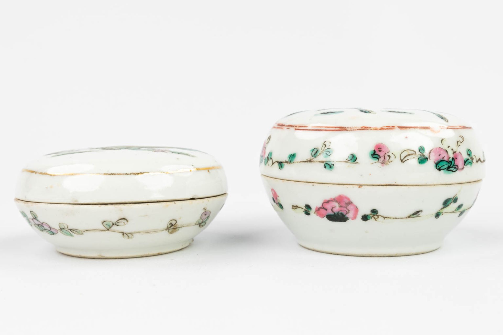 AÊset of 2 Chinese pots with lid, with hand-painted decor and made of porcelain (5 x 8,5 cm) - Image 12 of 18