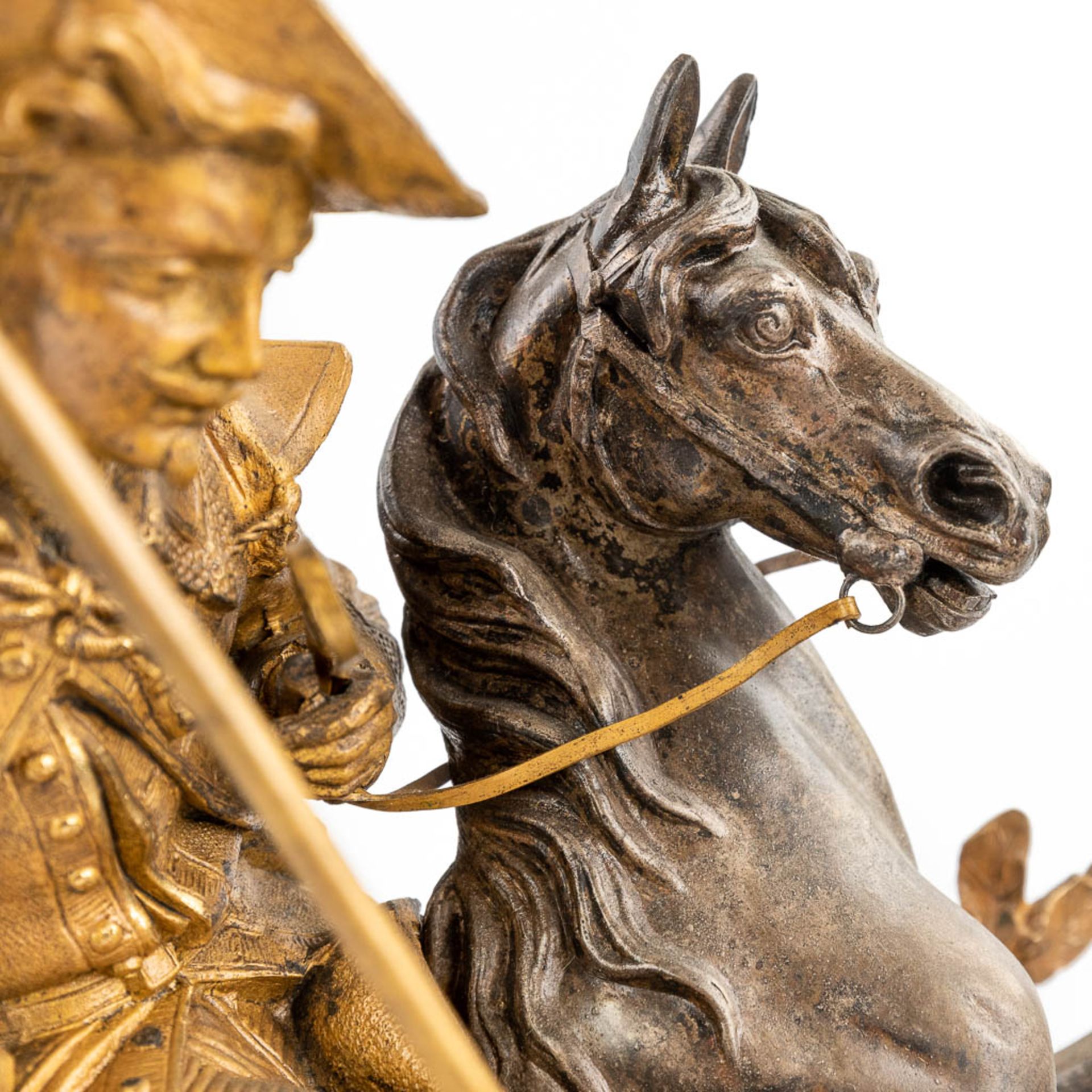 An antique mantle clock with hunting scne, gold-plated spelter. (17 x 47 x 48cm) - Bild 21 aus 21