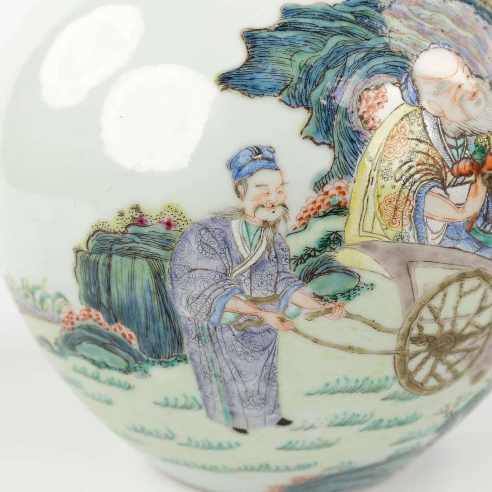 A Chinese vase, decorated with a wise man, lady and a deer, two boys with a peach. Marked Qianlong,  - Bild 12 aus 16