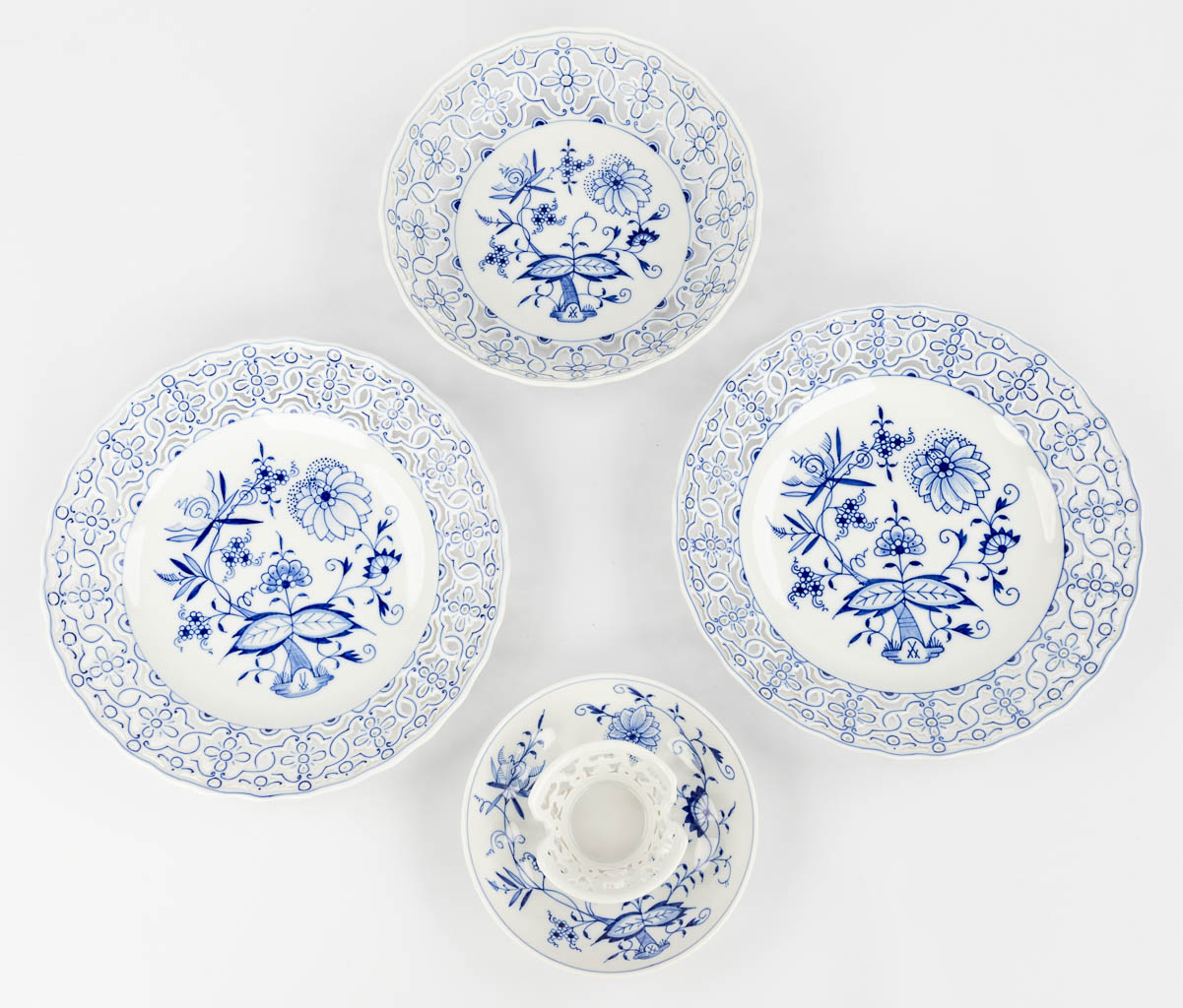 Meissen Zwiebelmunster, a large collection of Items accessories and parts of a dinner serviceÊmade o - Image 14 of 25