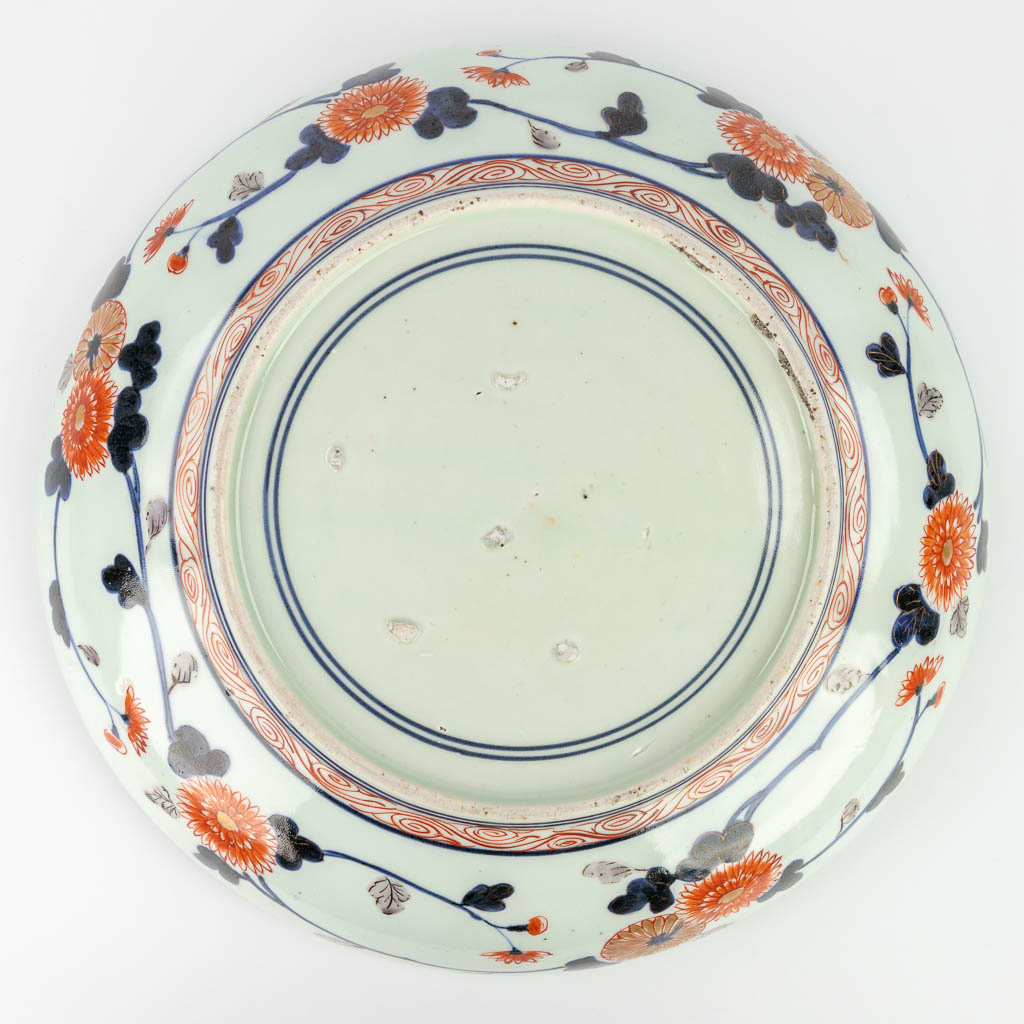 A large Japanese plate, made of hand-painted porcelain in Imari style. (7 x 39,5 cm) - Image 9 of 12