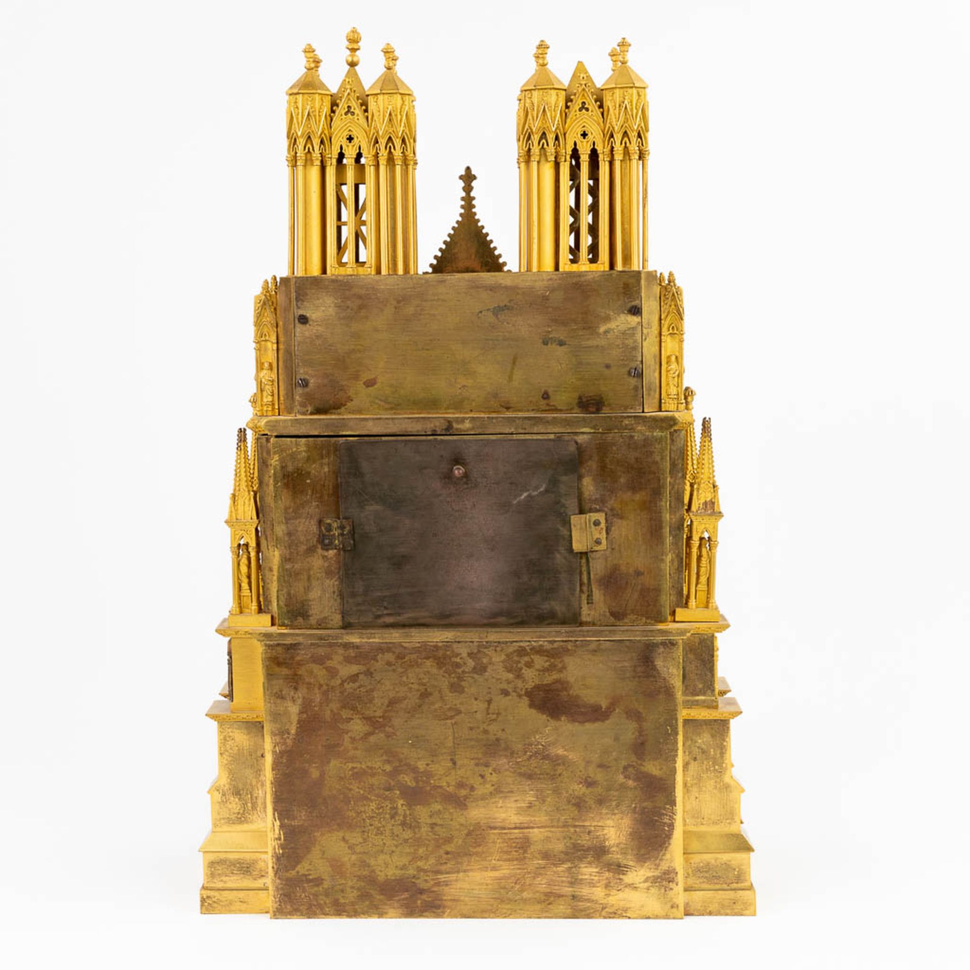 Cathedrale de Reims, an exceptional mantle clock made of gilt bronze. (15 x 31 x 47cm) - Image 4 of 16