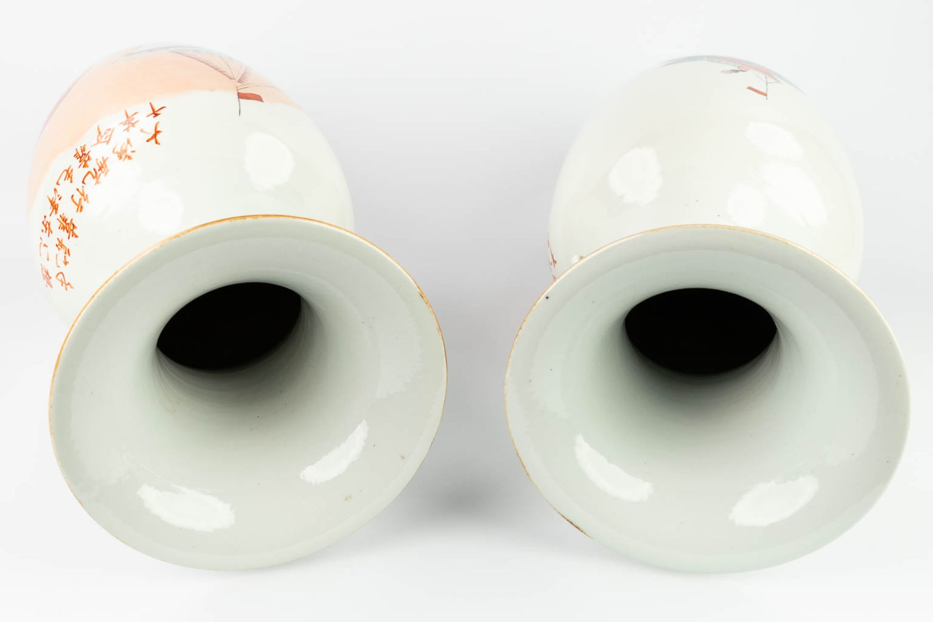 A pair of Chinese vases made of glazed porcelain, and decorated with ships (59,5 x 23 cm) - Image 9 of 14