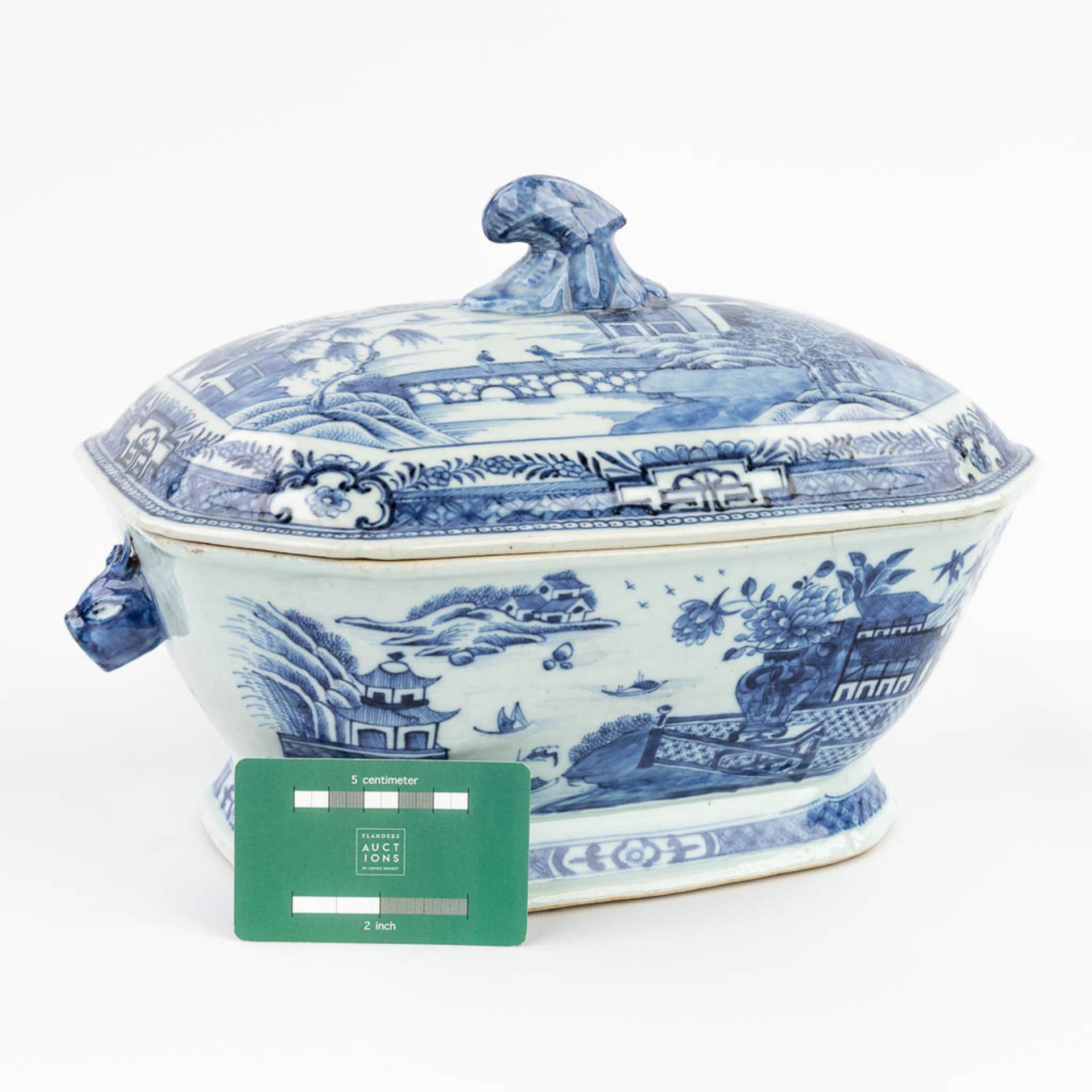 A Chinese soup tureen made of blue-white porcelain. (22 x 31 x 22 cm) - Image 11 of 15