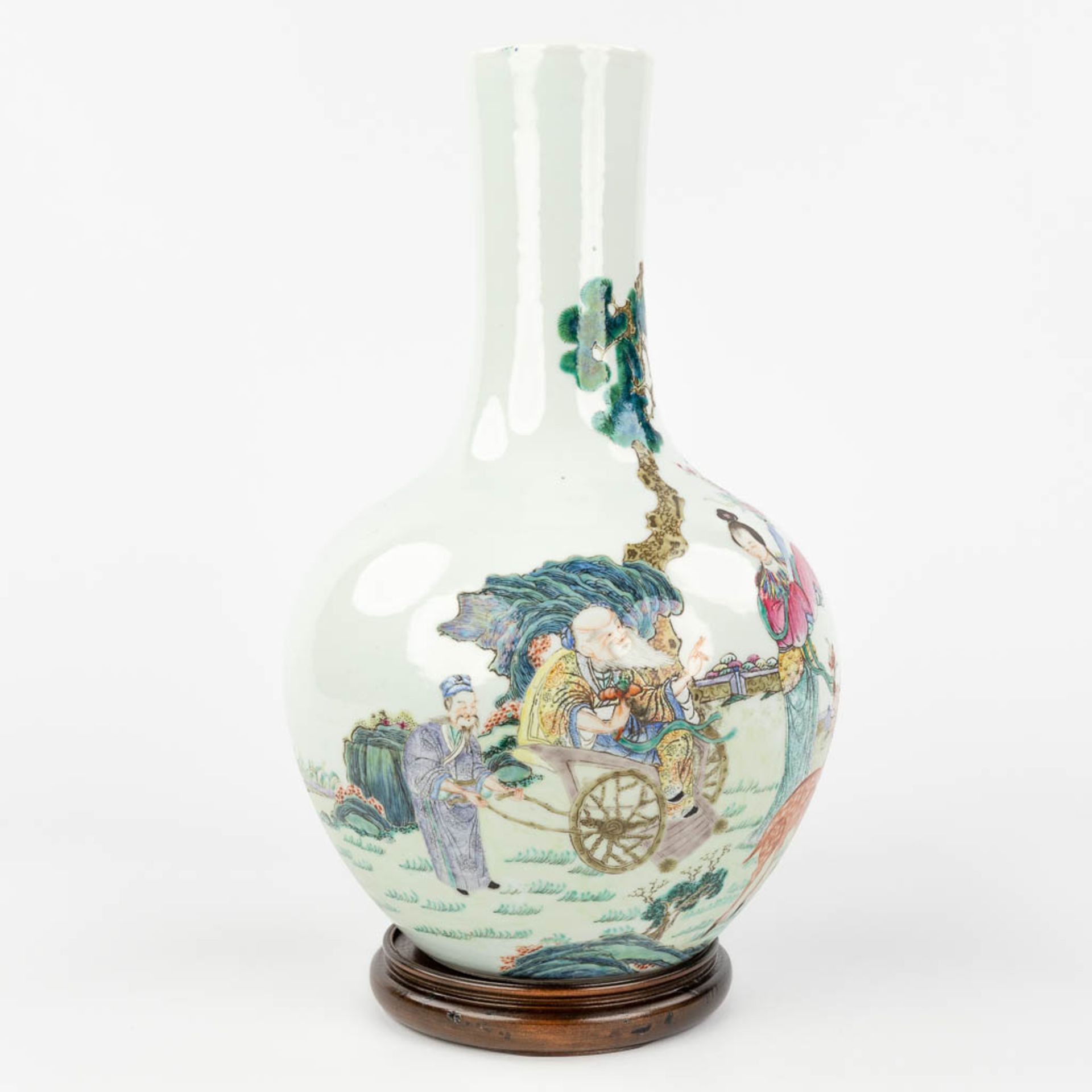 A Chinese vase, decorated with a wise man, lady and a deer, two boys with a peach. Marked Qianlong,  - Bild 9 aus 16