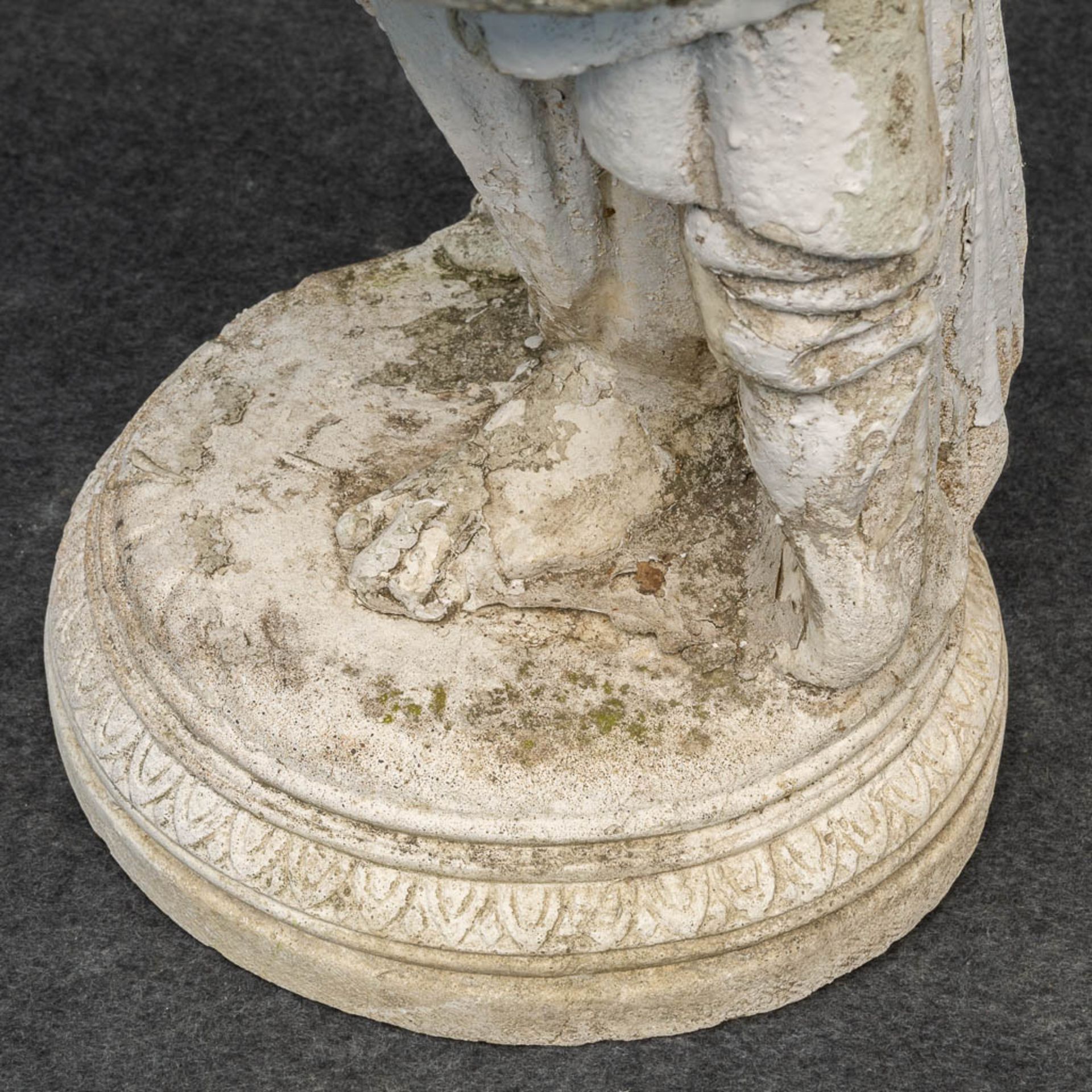 A white-patinated concrete garden statue of a lady with a water jug. (40 x 40 x 140cm) - Bild 6 aus 12
