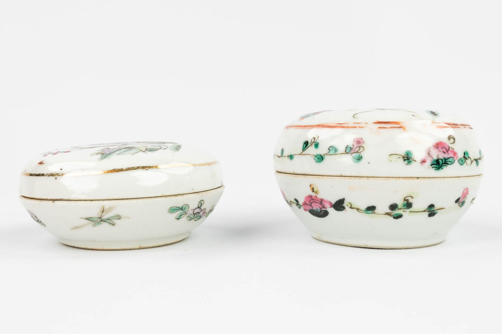 AÊset of 2 Chinese pots with lid, with hand-painted decor and made of porcelain (5 x 8,5 cm) - Image 16 of 18