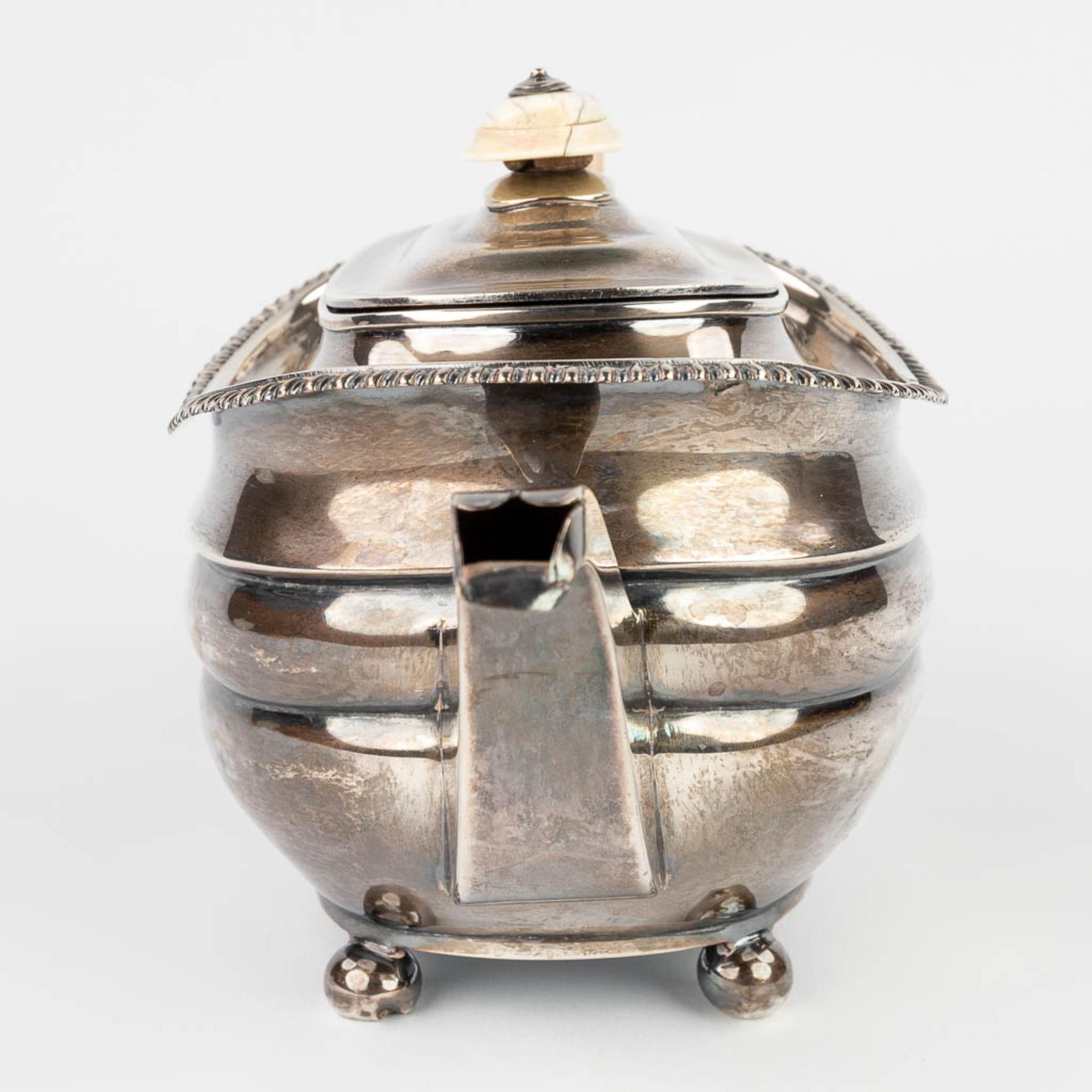 An English made silver teapot. (13,5 x 28 x 15cm) - Image 12 of 14