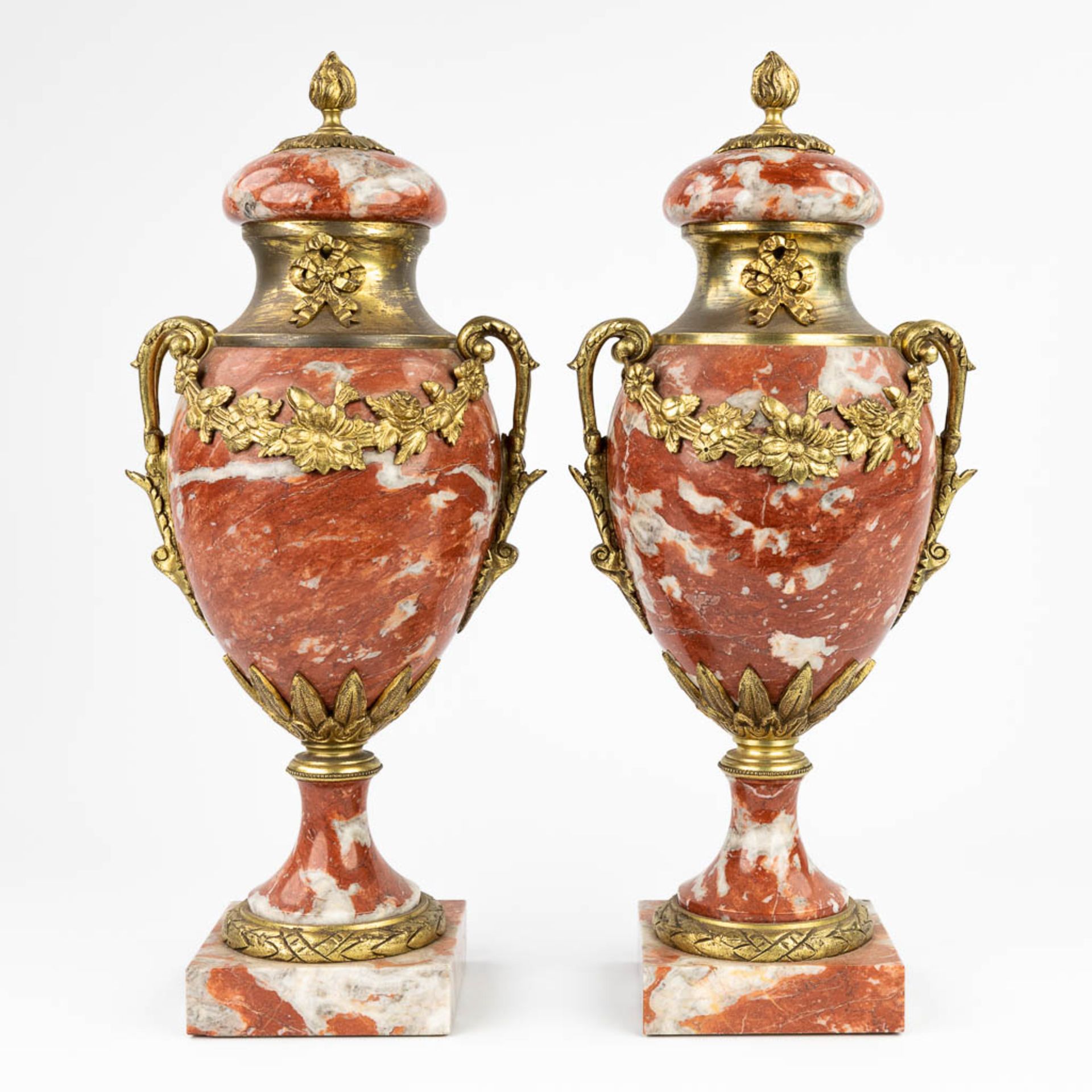 A pair of cassolettes made of red marble mounted with gilt bronze. (16 x 18 x 44,5cm) - Bild 5 aus 12
