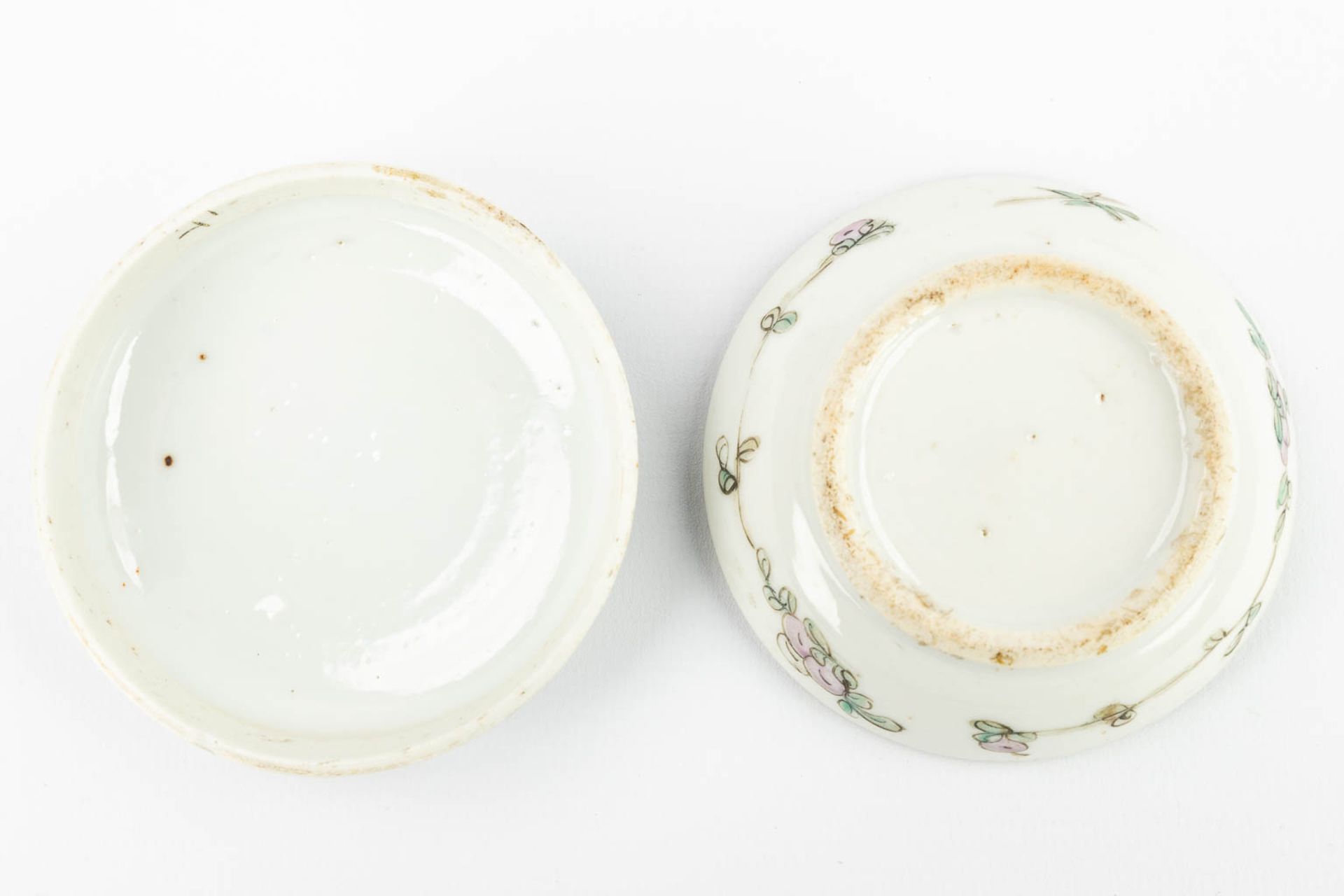 AÊset of 2 Chinese pots with lid, with hand-painted decor and made of porcelain (5 x 8,5 cm) - Image 4 of 18