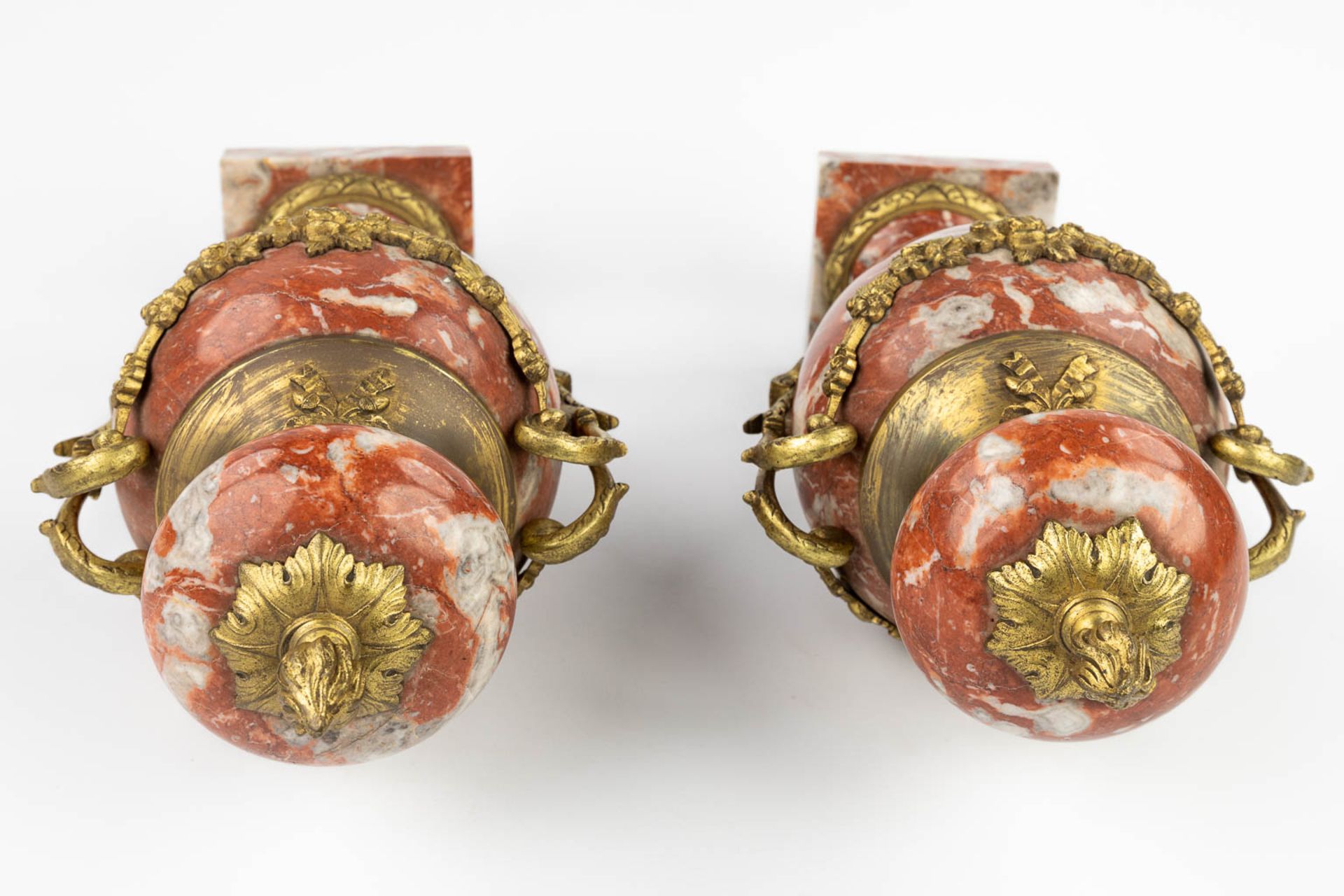 A pair of cassolettes made of red marble mounted with gilt bronze. (16 x 18 x 44,5cm) - Bild 8 aus 12