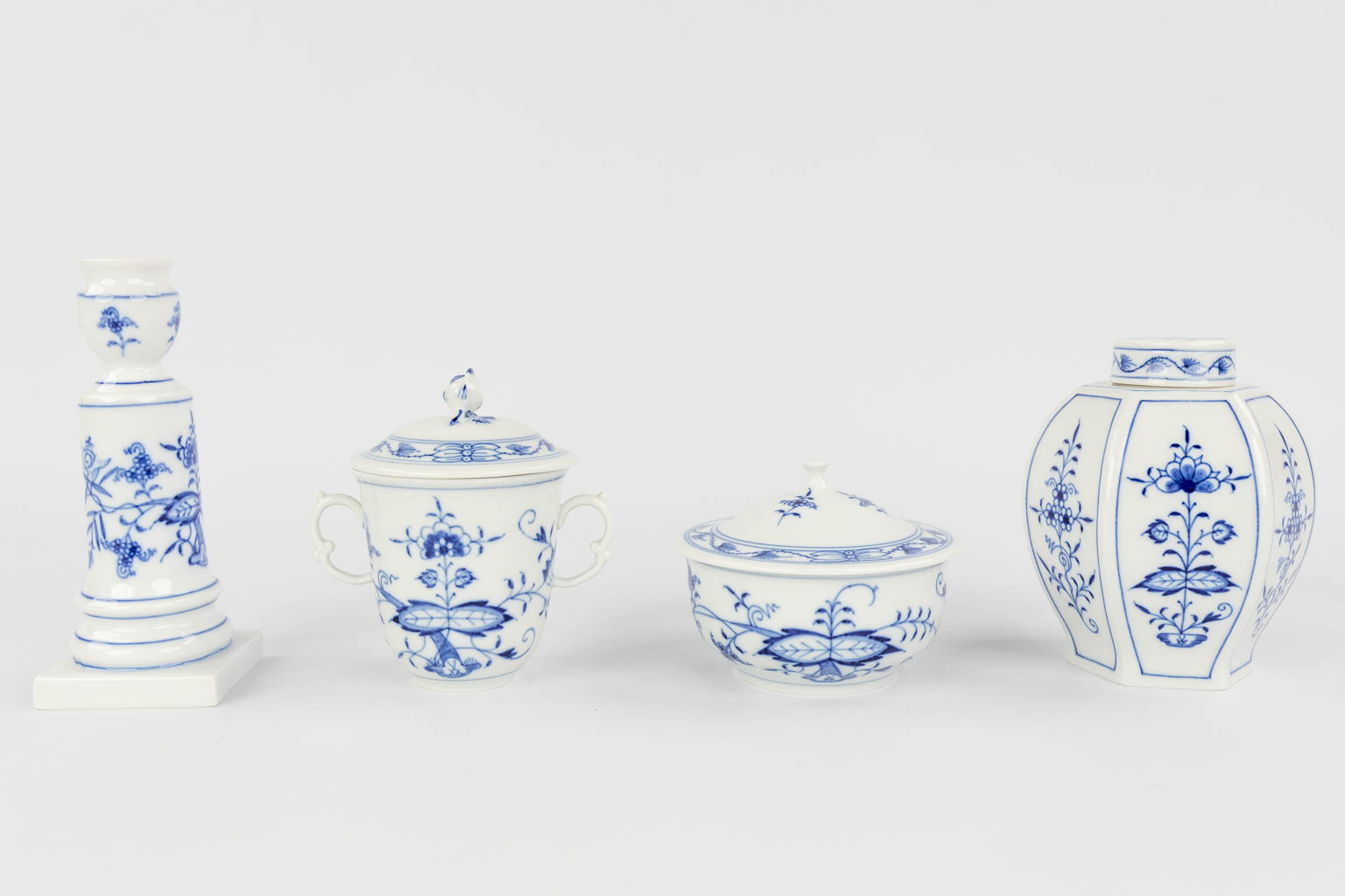 Meissen Zwiebelmunster, a large collection of Items accessories and parts of a dinner serviceÊmade o - Image 23 of 25