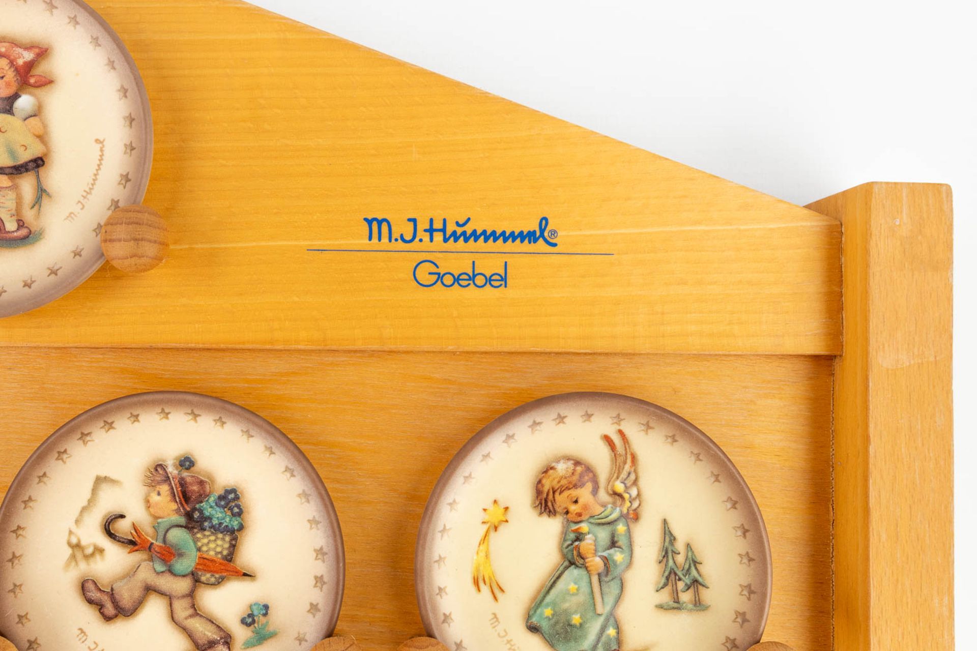 Hummel, a collection of 13 plates in a wood display case. (8,3cm) - Image 9 of 14
