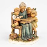 Hummel 'A Story From Grandma' a statue made of ceramics. (13,5 x 17 x 21cm)