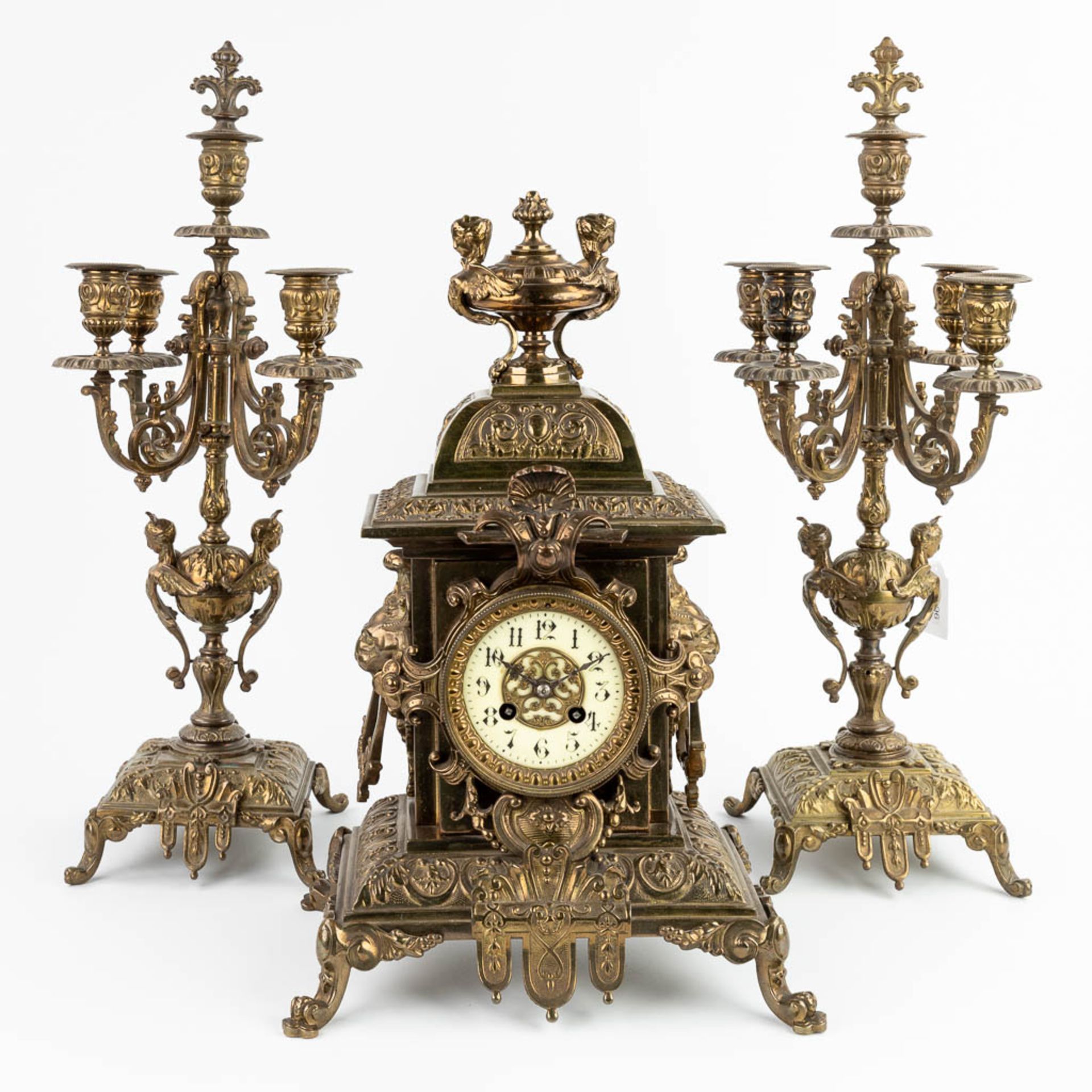 A three-piece mantle garniture clock and candelabra, made of bronze. (20 x 29 x 45cm)