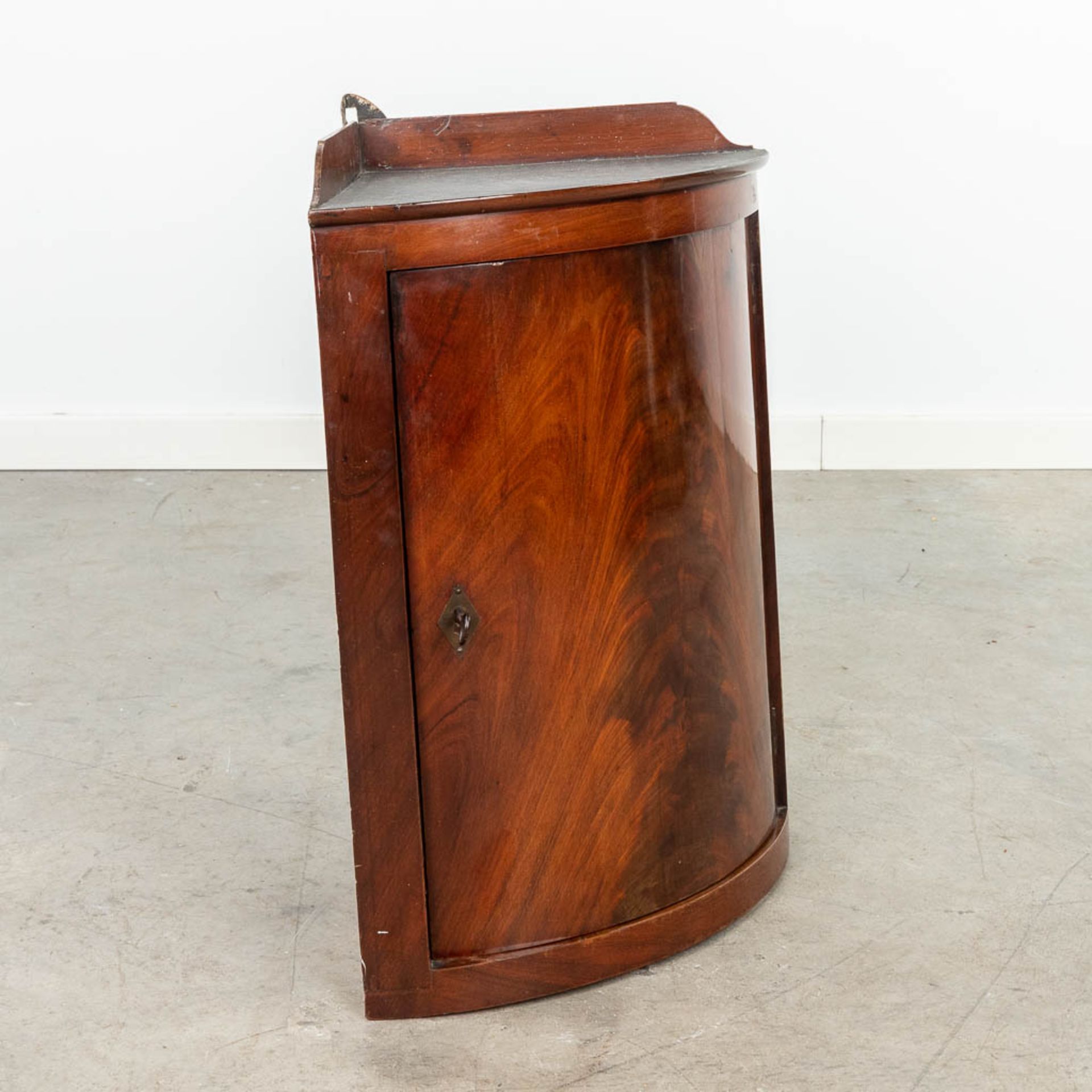 An antique corner cabinet made of mahogany, empire period. (47 x 58cm) - Image 2 of 11