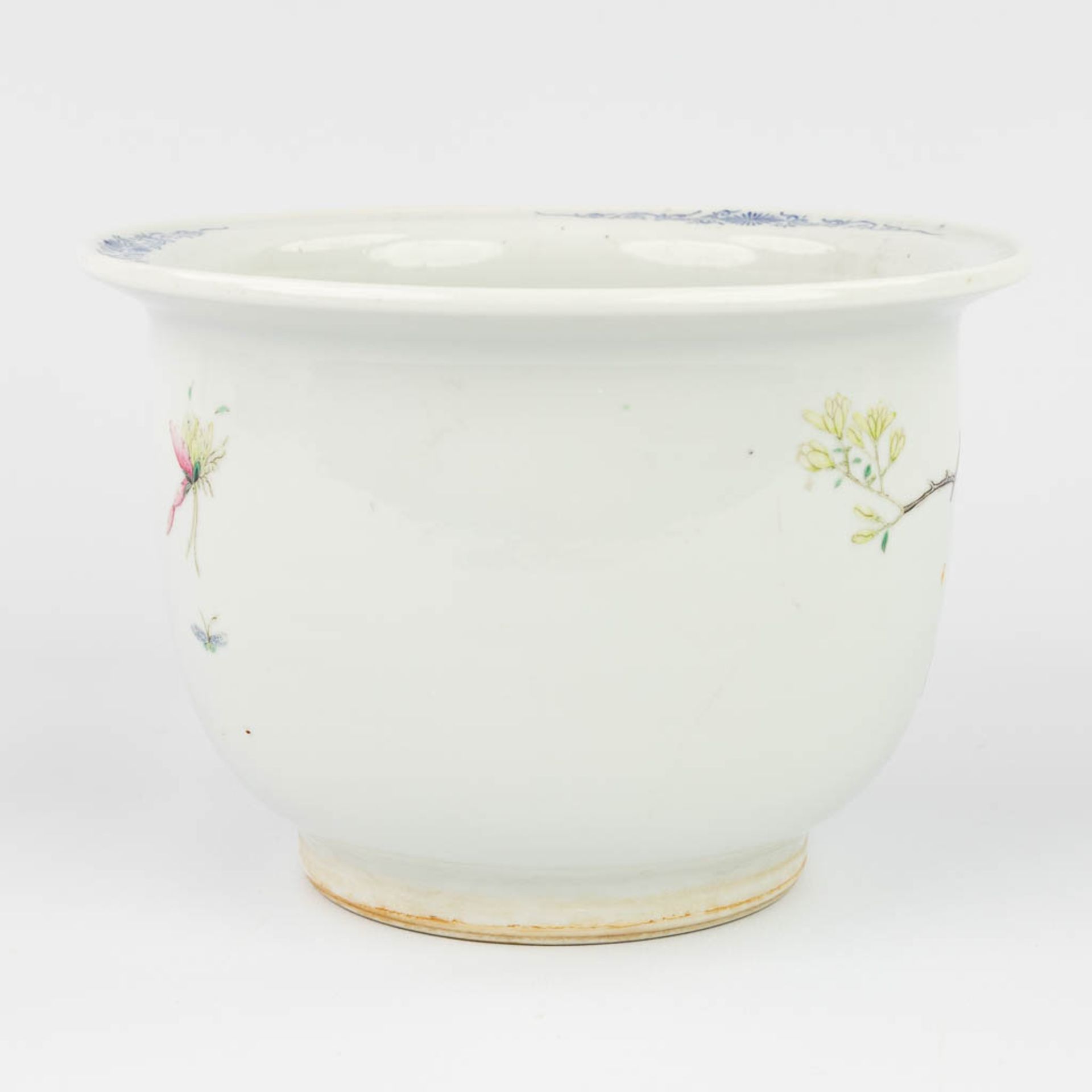 A Chinese Cache-pot flower pot made of porcelain, with a hand-painted decor of birds and flowers. (1 - Bild 13 aus 13