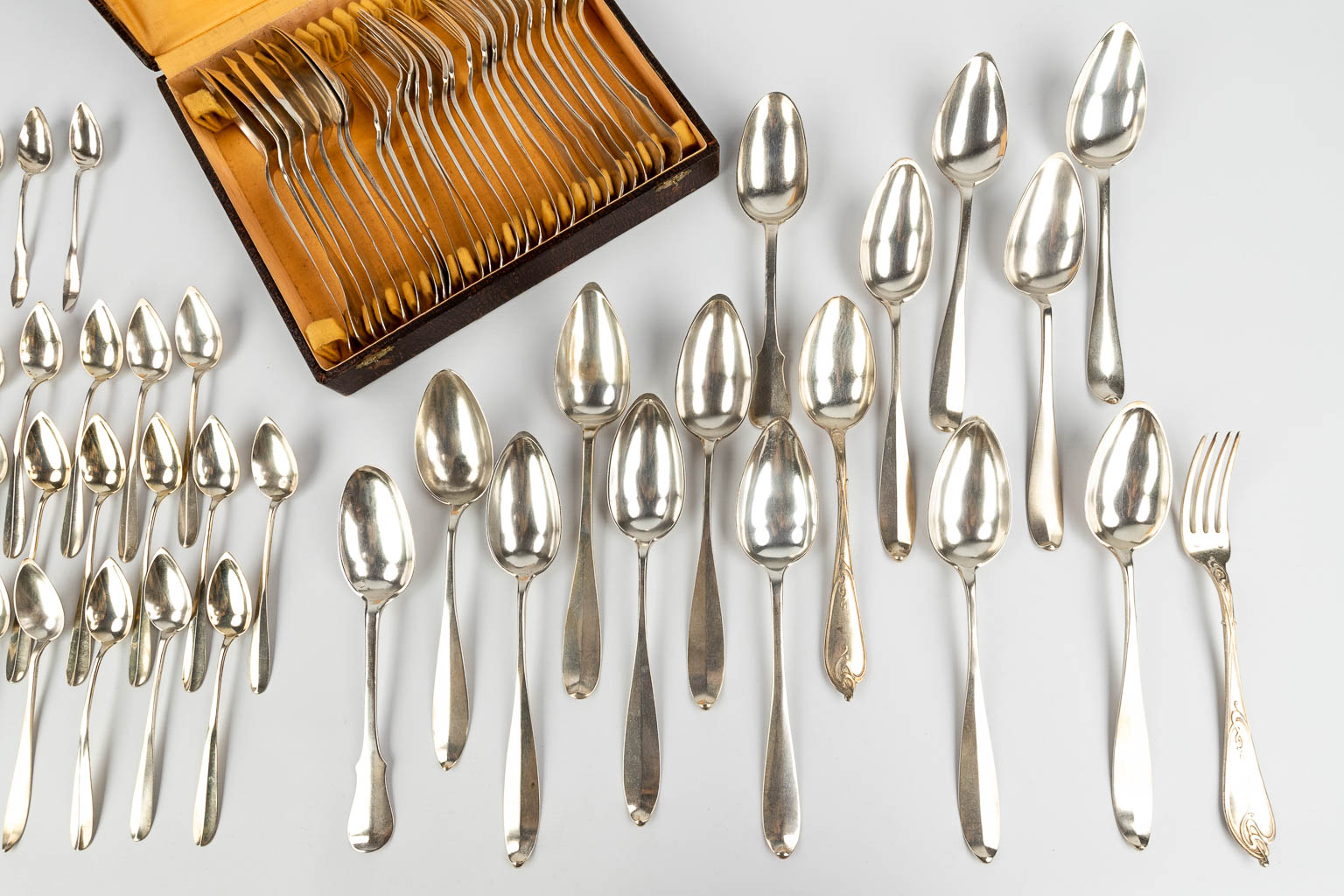 A large collection of silver cutlery. - Image 20 of 20