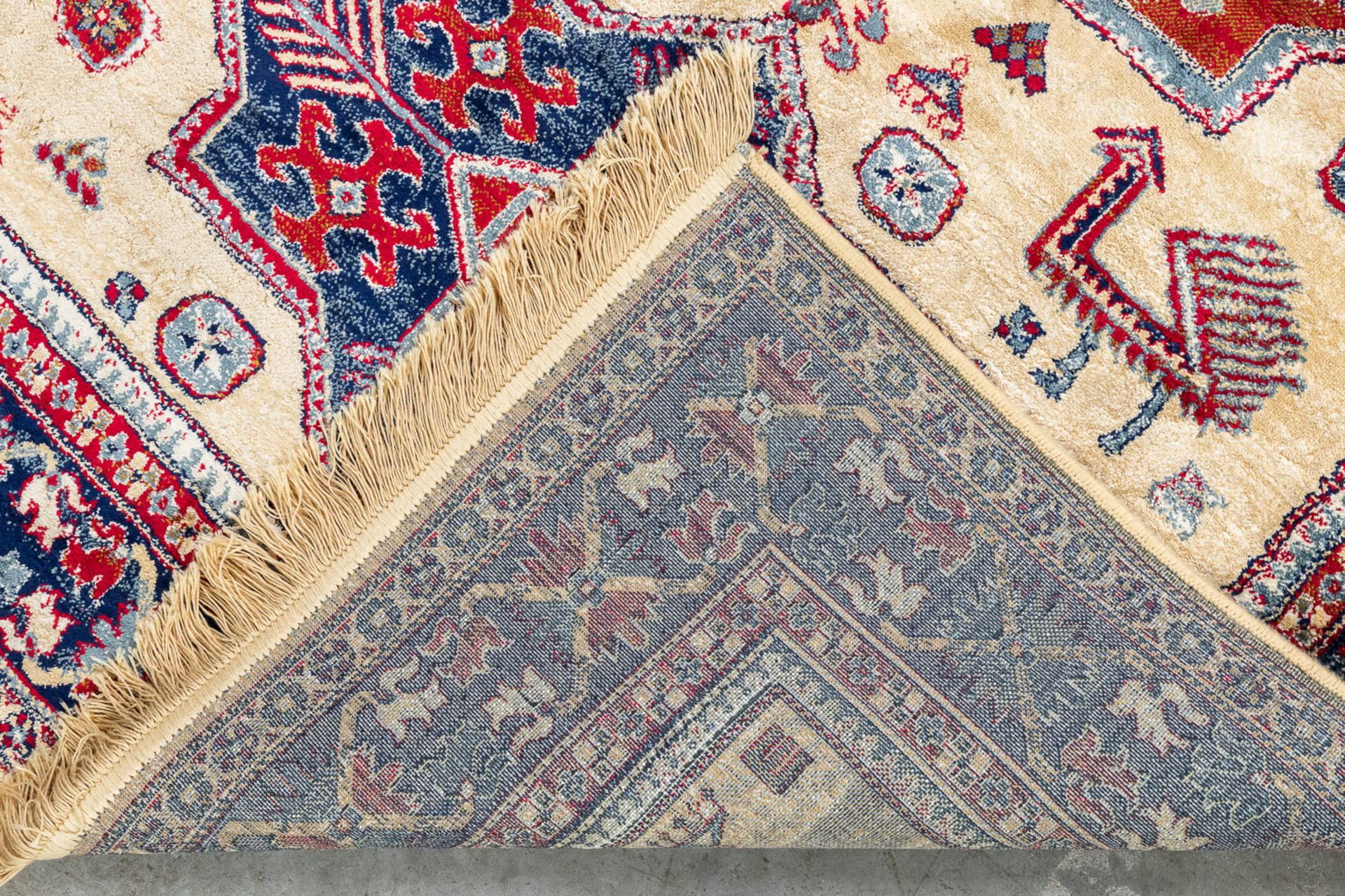 A collection of 5 machine made carpets, made of silk and wool. 20th C. - Image 18 of 39