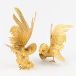 A pair of 'Fighting Roosters' made of gold-plated metal. (12,5 x 18,5 x 26,5cm)