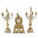 A three-piece mantle garniture clock and candelabra (18 x 34,5 x 52cm)