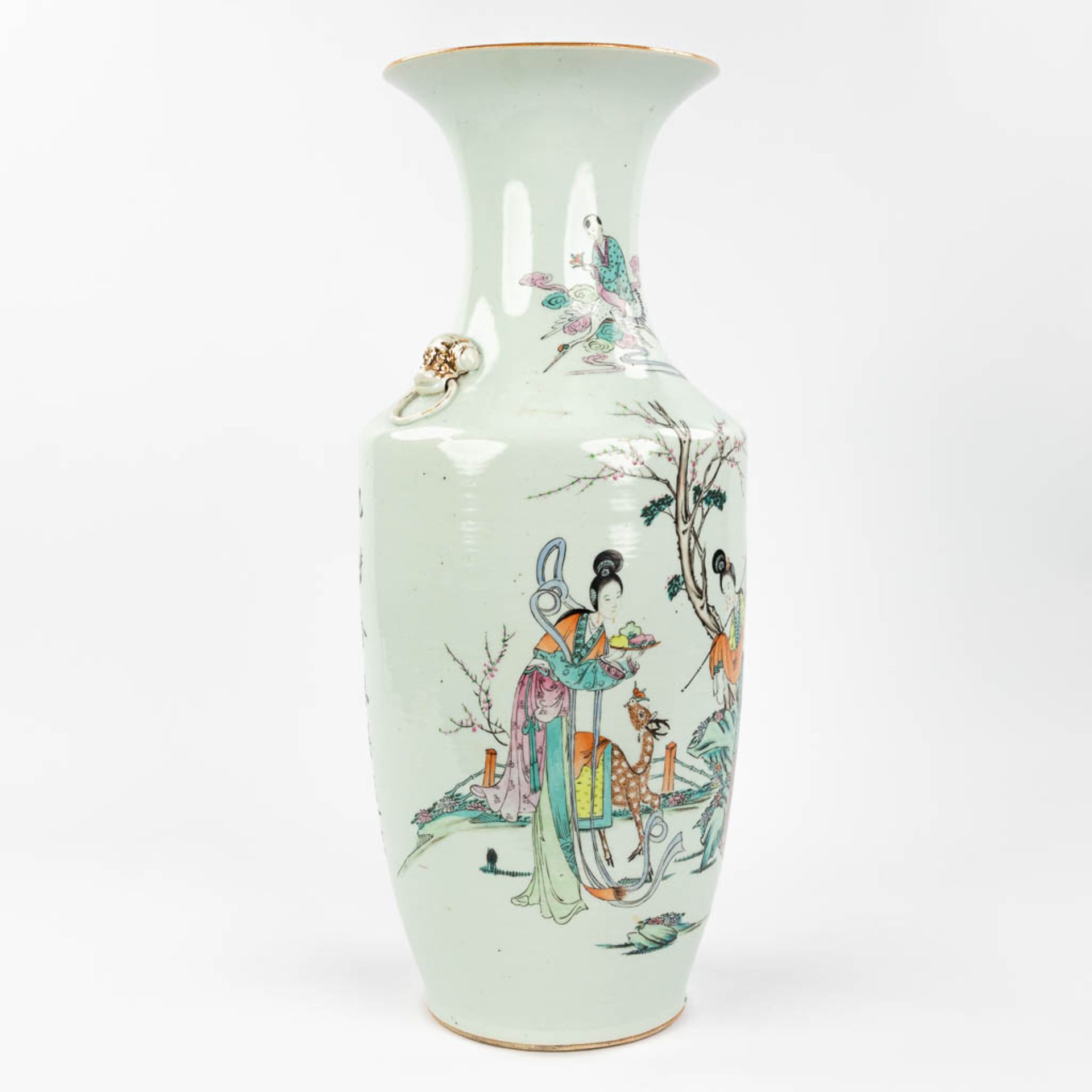 A Chinese vase made of porcelain and decorated with ladies. 19th/20th C. (57 x 23 cm) - Bild 9 aus 12