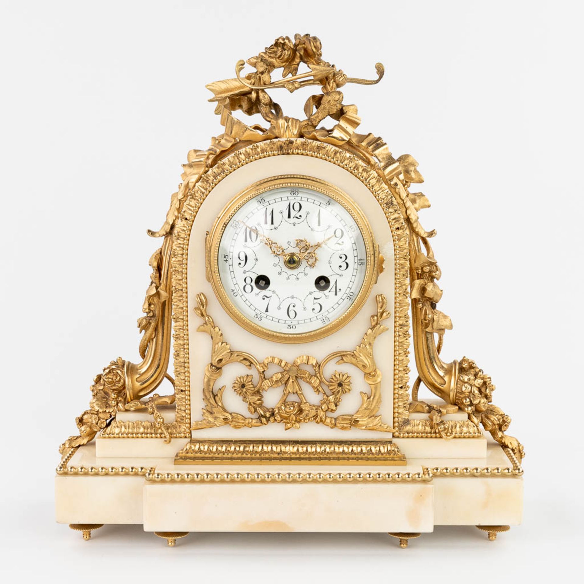 A table clock made of white marble mounted with gold-plated bronze in Louis XVI style. (12 x 32 x 33 - Image 10 of 15