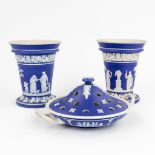 Wedgewood, a collection of three items made of glazed faience (15,5 x 12,5cm)